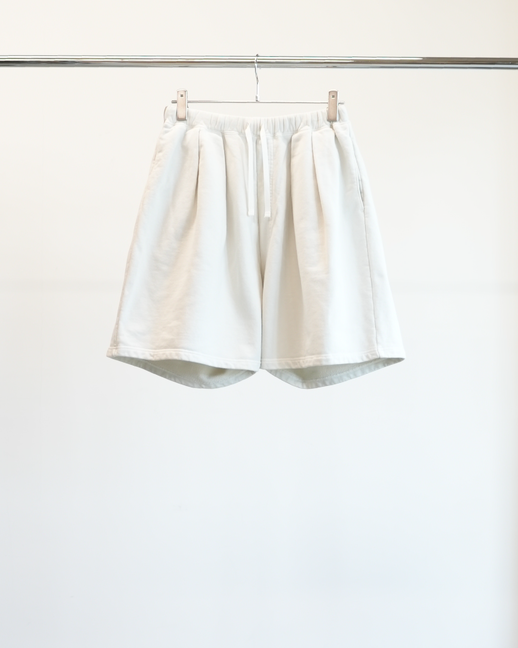 TUCK SWEAT SHORTS(WHITE)