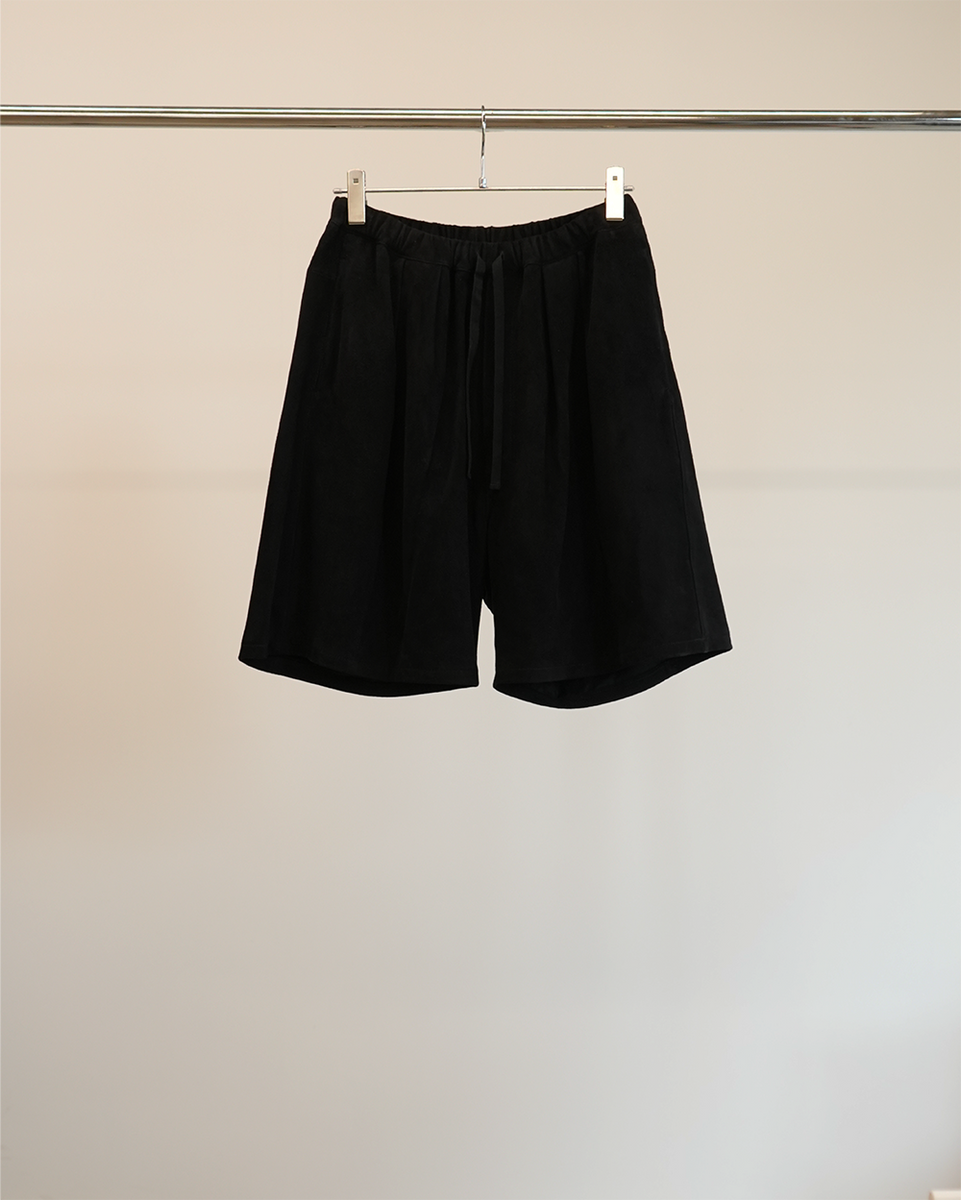 SUEDE TUCK WIDE SHORTS(BLACK)