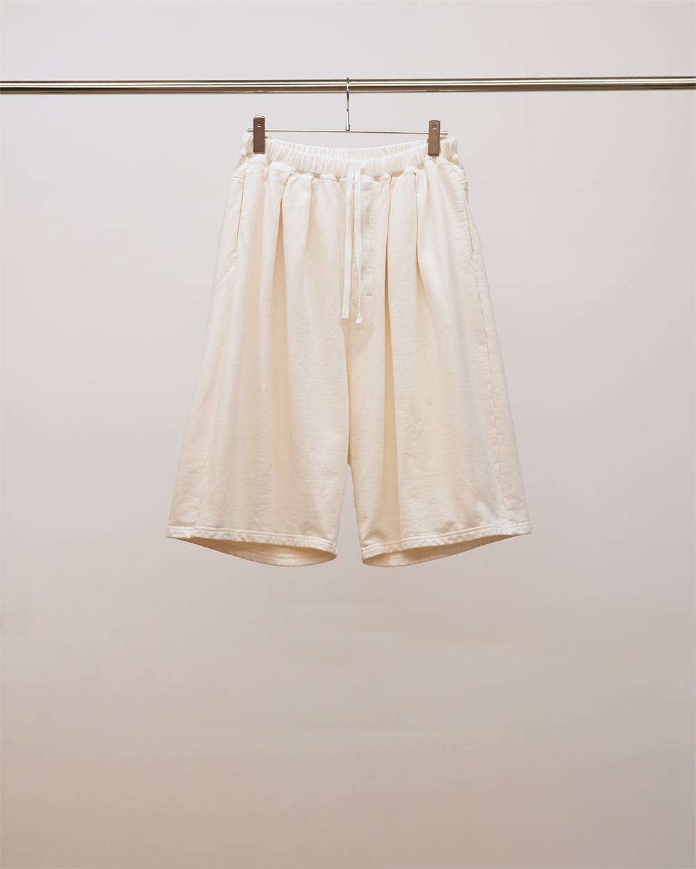 3/4 TUCK SWEAT SHORTS(WHITE)