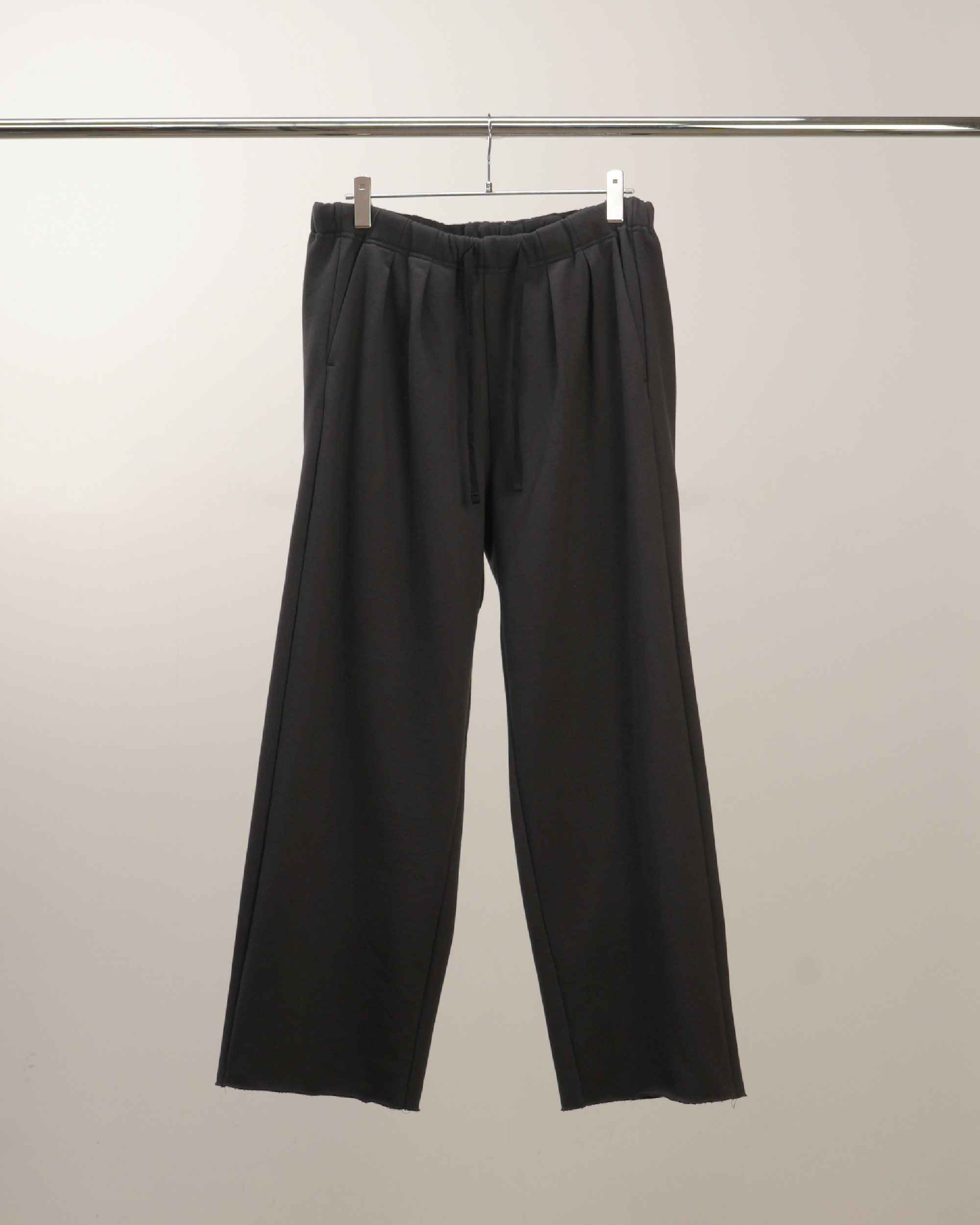 TUCK SWEAT PANTS(D.OLIVE)