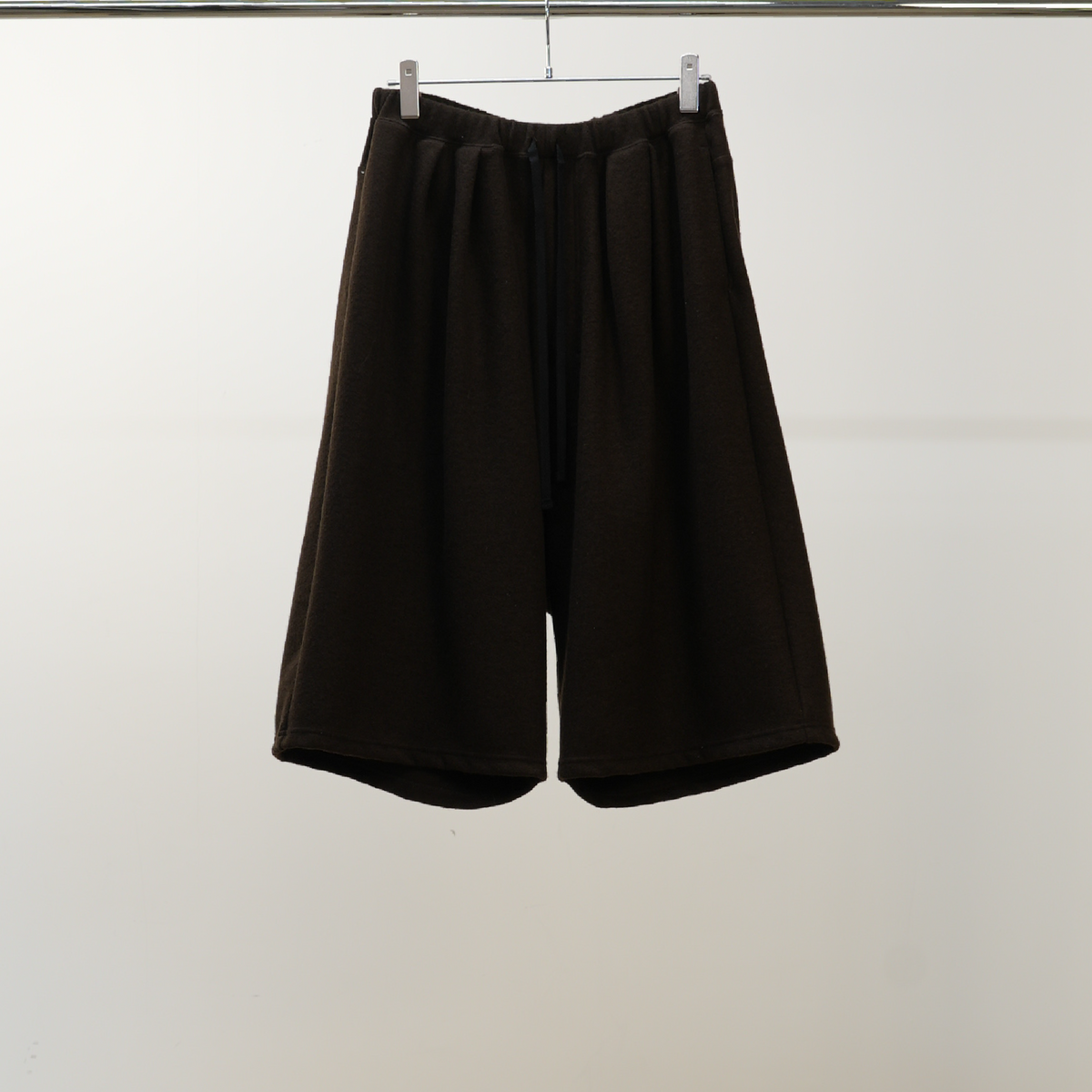 WOOL 3/4 TUCK SWEAT SHORTS(D.BROWN)