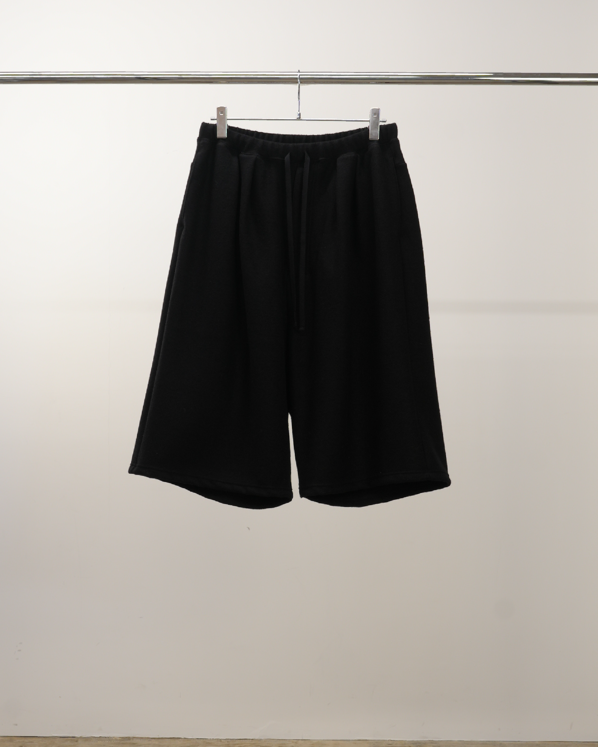 WOOL 3/4 TUCK SWEAT SHORTS(BLACK)
