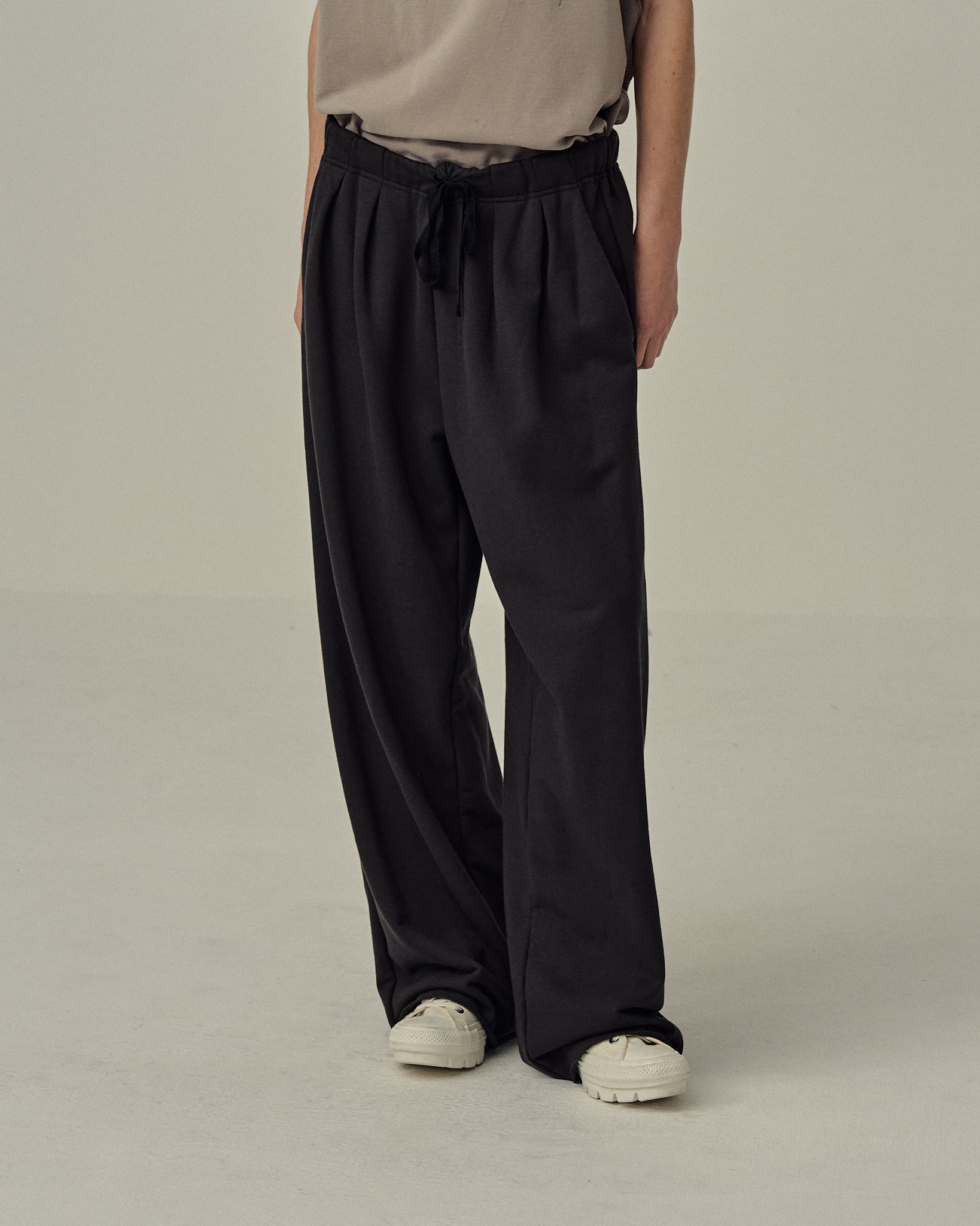 TUCK SWEAT PANTS(D.OLIVE)