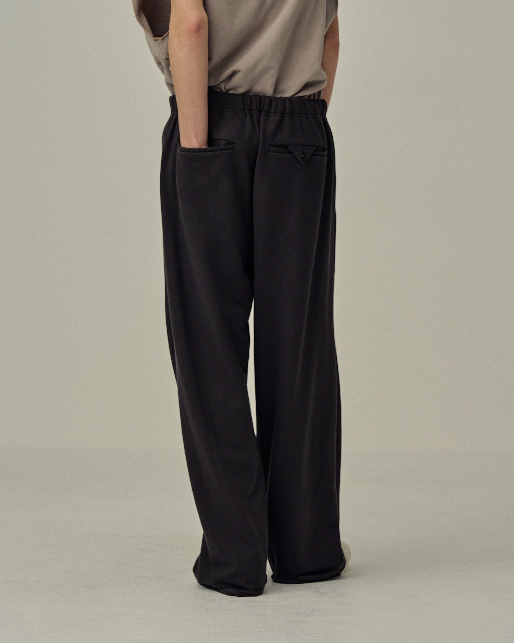 TUCK SWEAT PANTS(D.OLIVE)