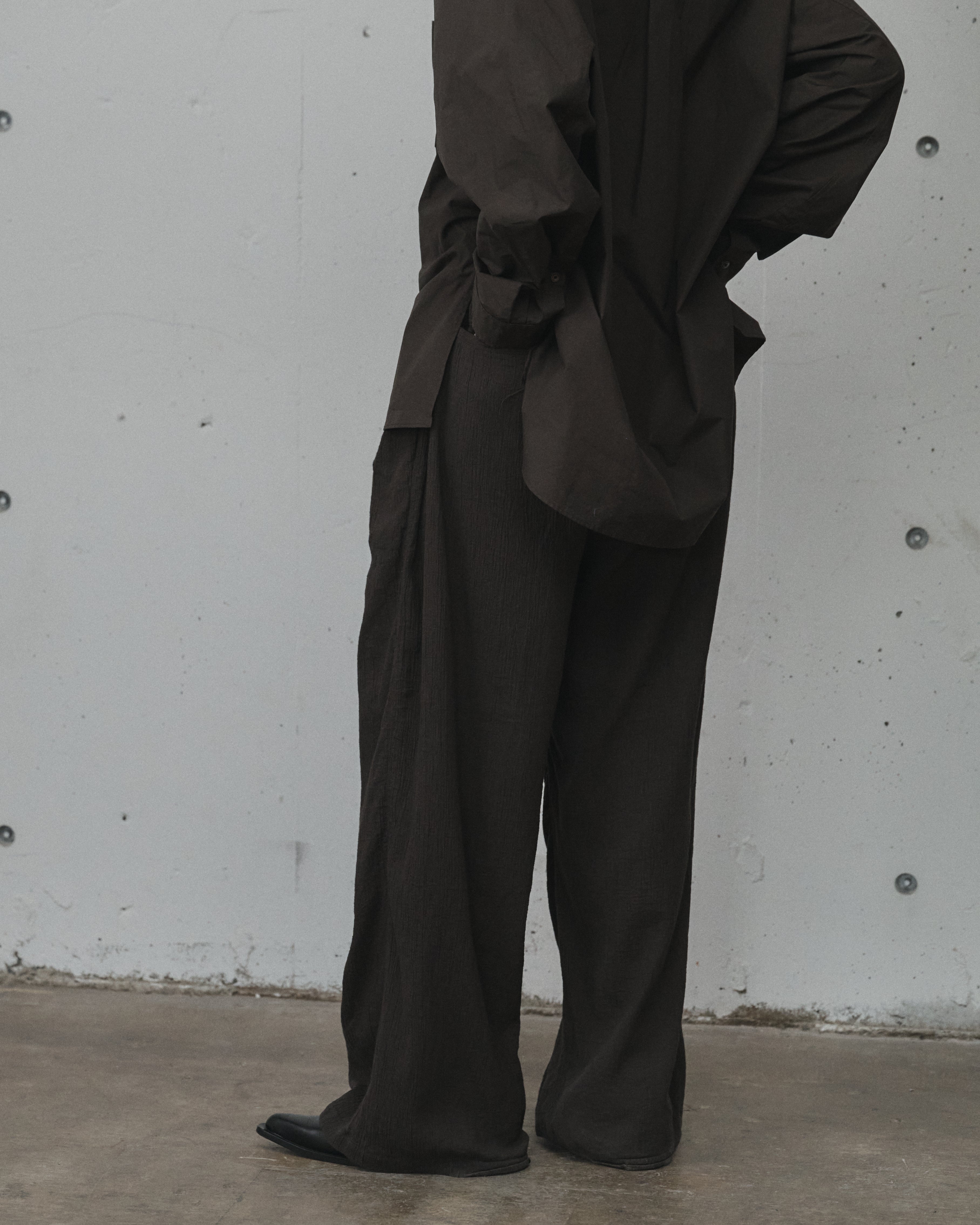 BELTED CREPE TUCK SLACKS(BROWN)