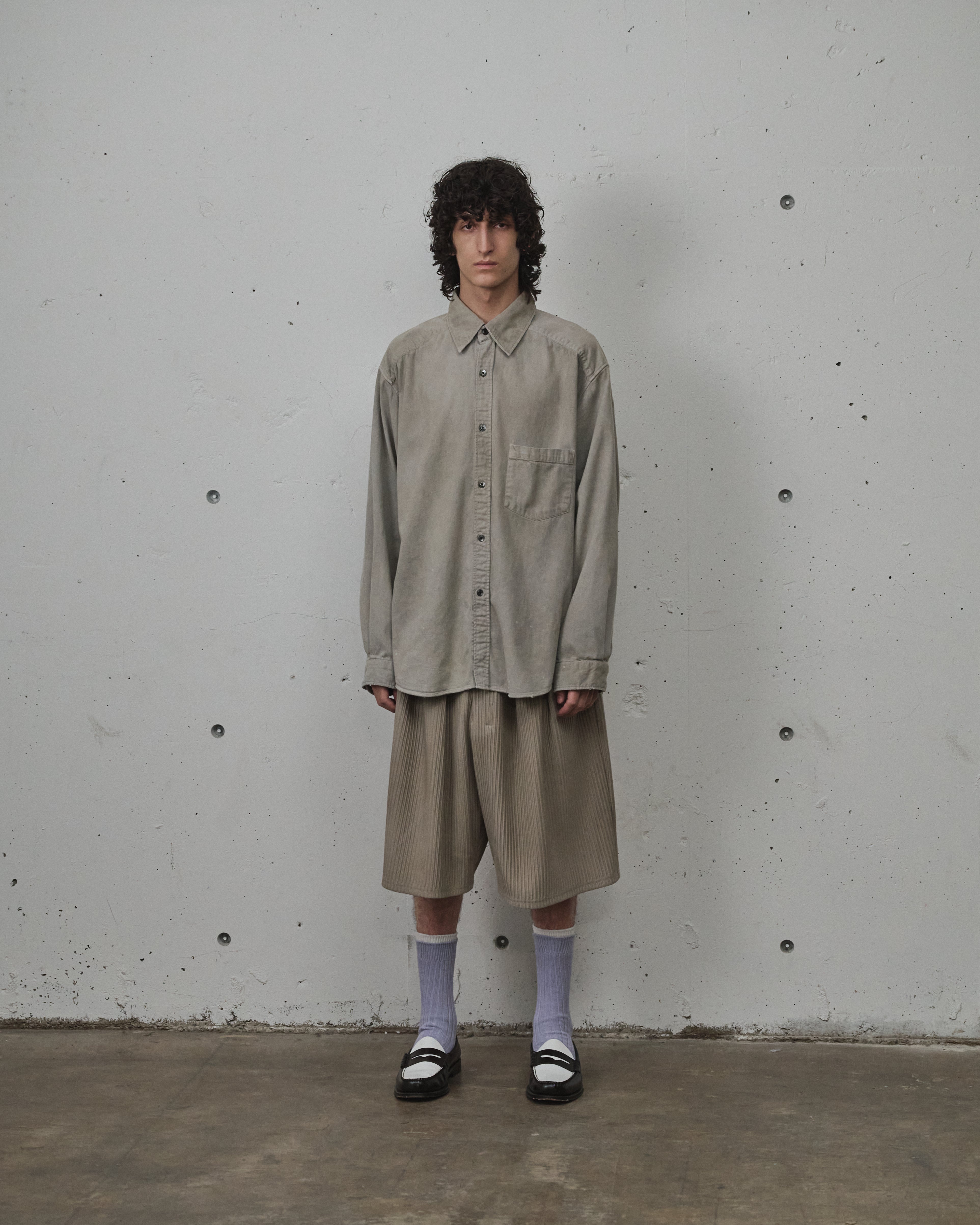 WRINKLED STRIPE TUCK SHORT PANTS(GREIGE)