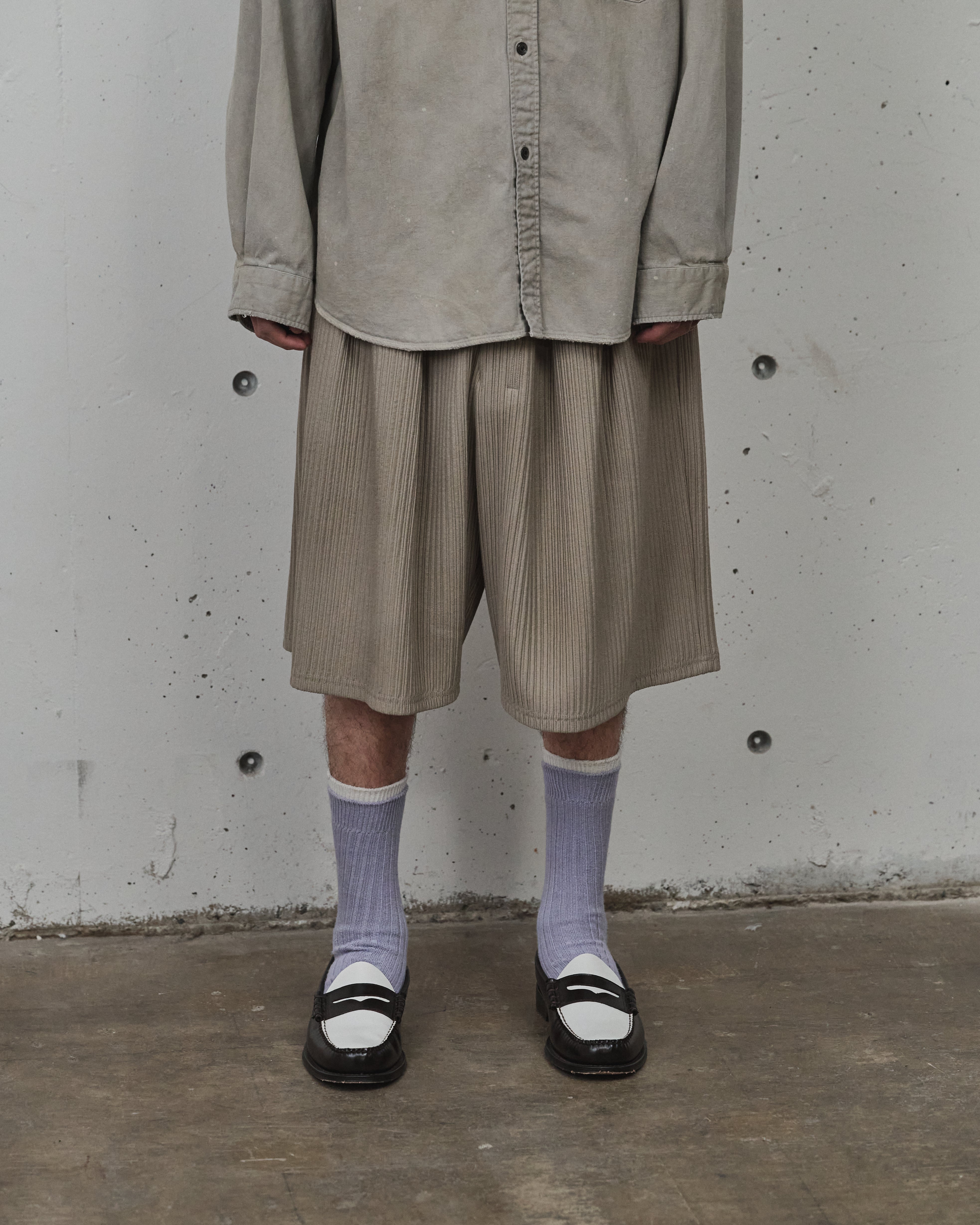 WRINKLED STRIPE TUCK SHORT PANTS(GREIGE)