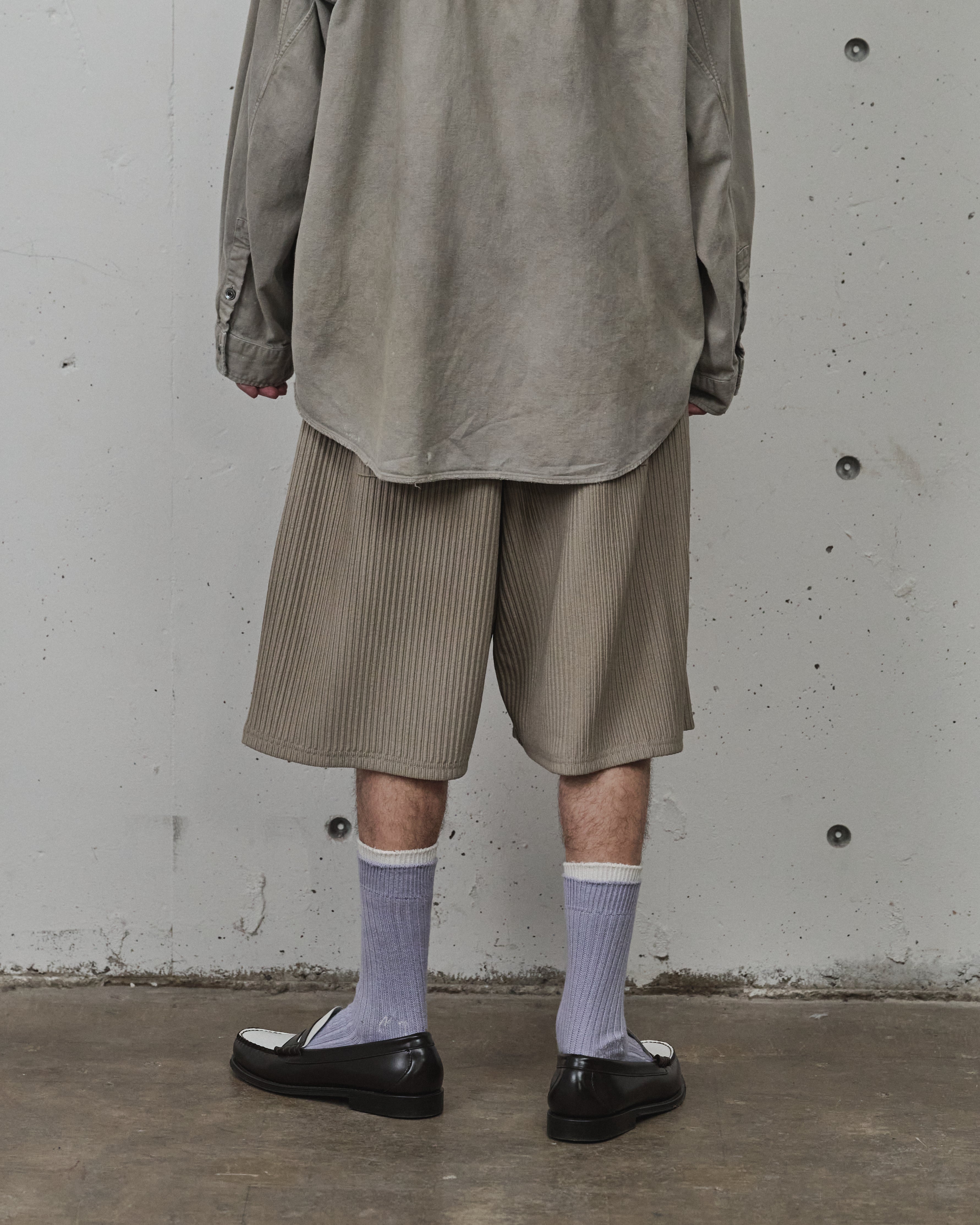 WRINKLED STRIPE TUCK SHORT PANTS(GREIGE)