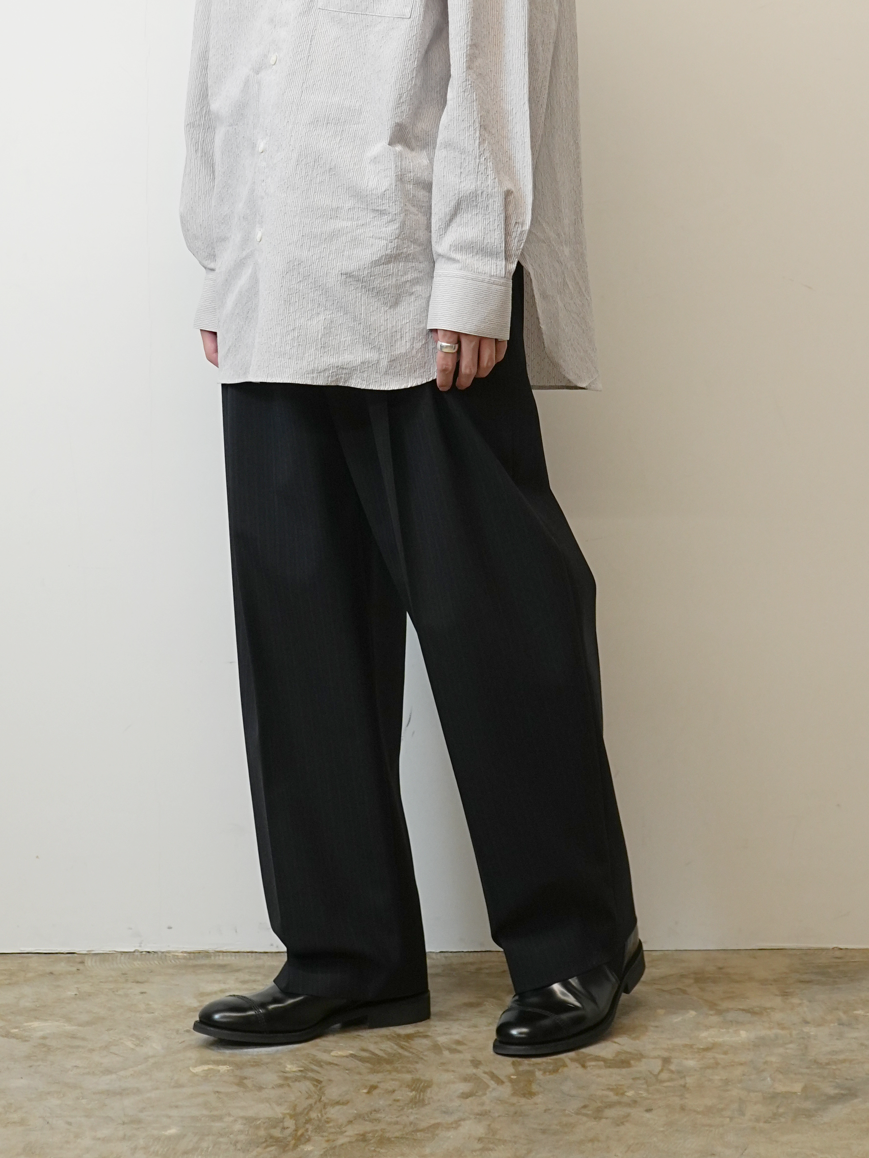 DOUBLE PLEATED WIDE PANTS(BLACK/NAVY STRIPES)