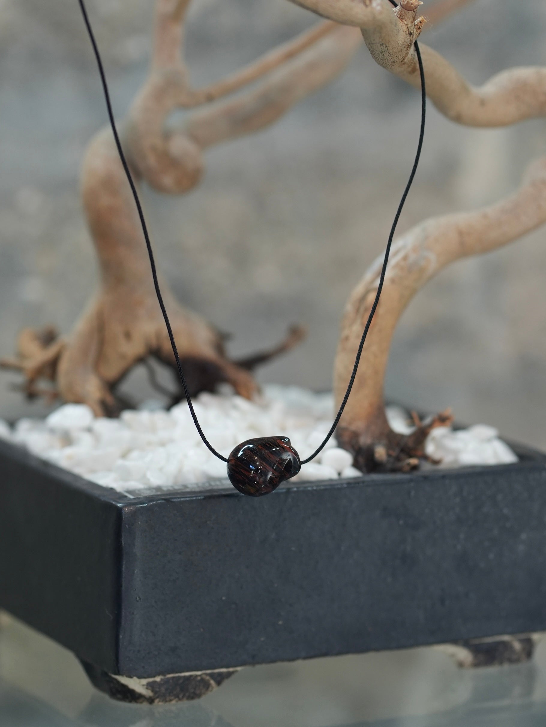 DISTORTED STONE CHOKER MAHOGANY