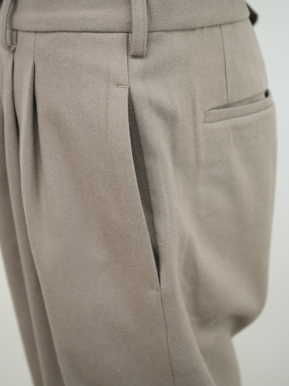 3TUCK SLACKS(GREIGE)