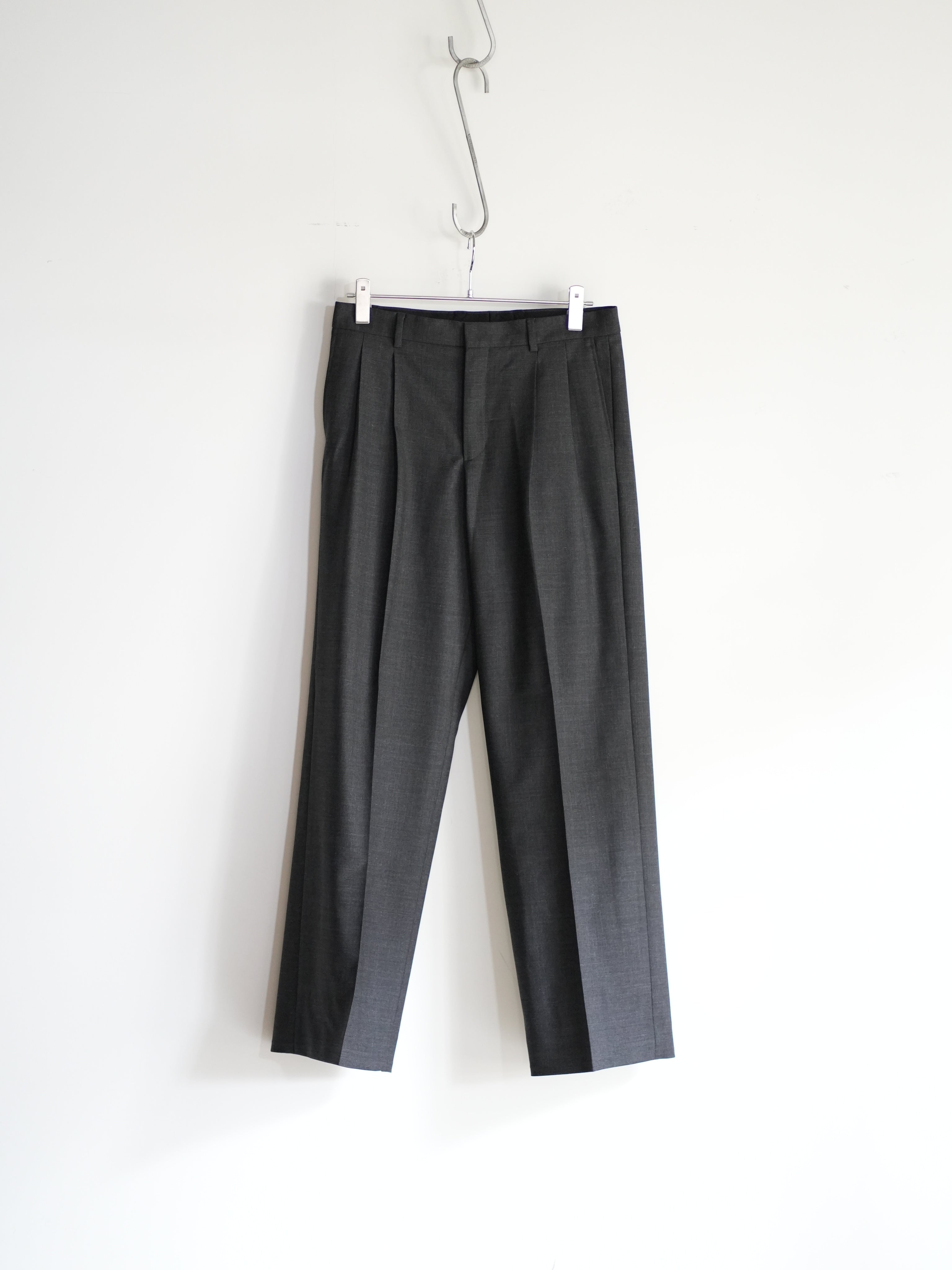 WIDE PLEATED TROUSER(ANTRACITE)