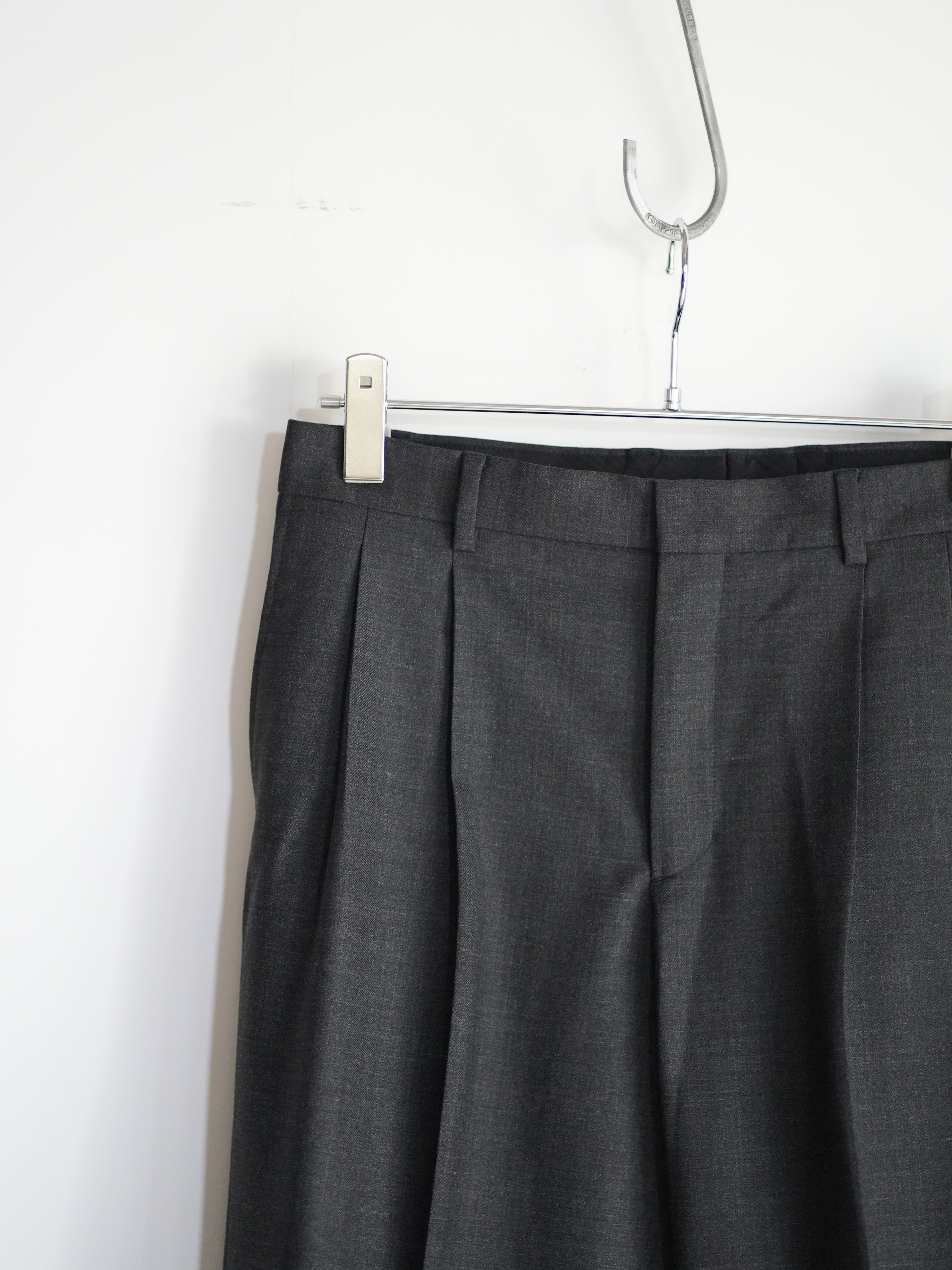 WIDE PLEATED TROUSER(ANTRACITE)