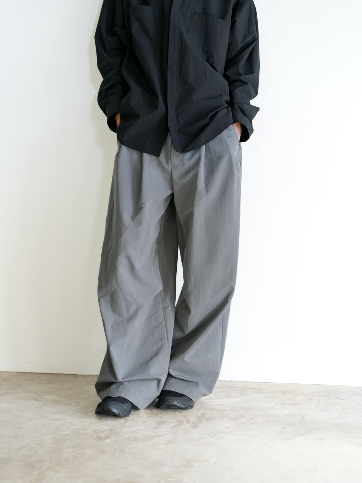 SMOOTH TAFTA DRAPE TUCK PANTS