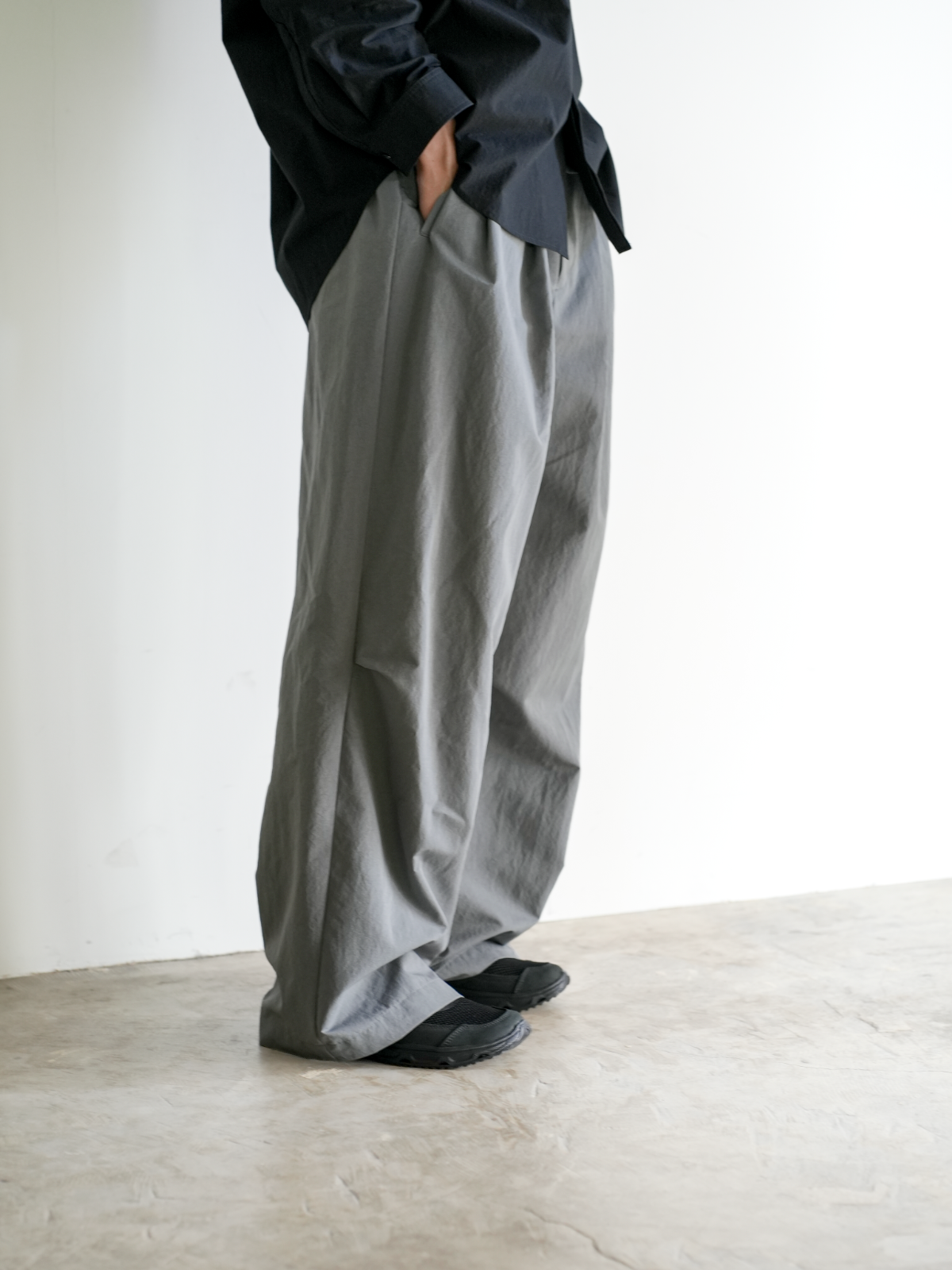 SMOOTH TAFTA DRAPE TUCK PANTS