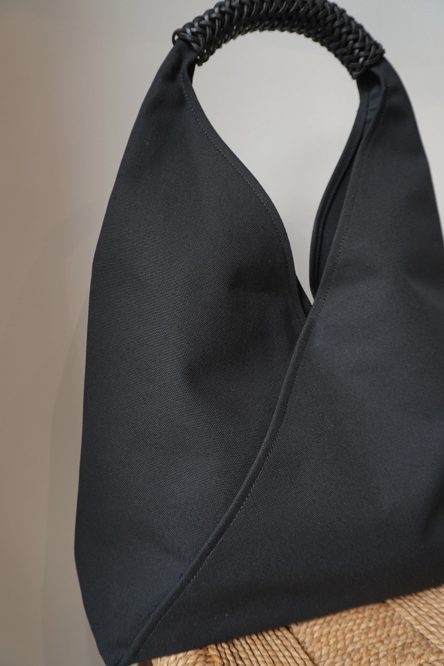 Woven Triangle Bag 58(BLACK)