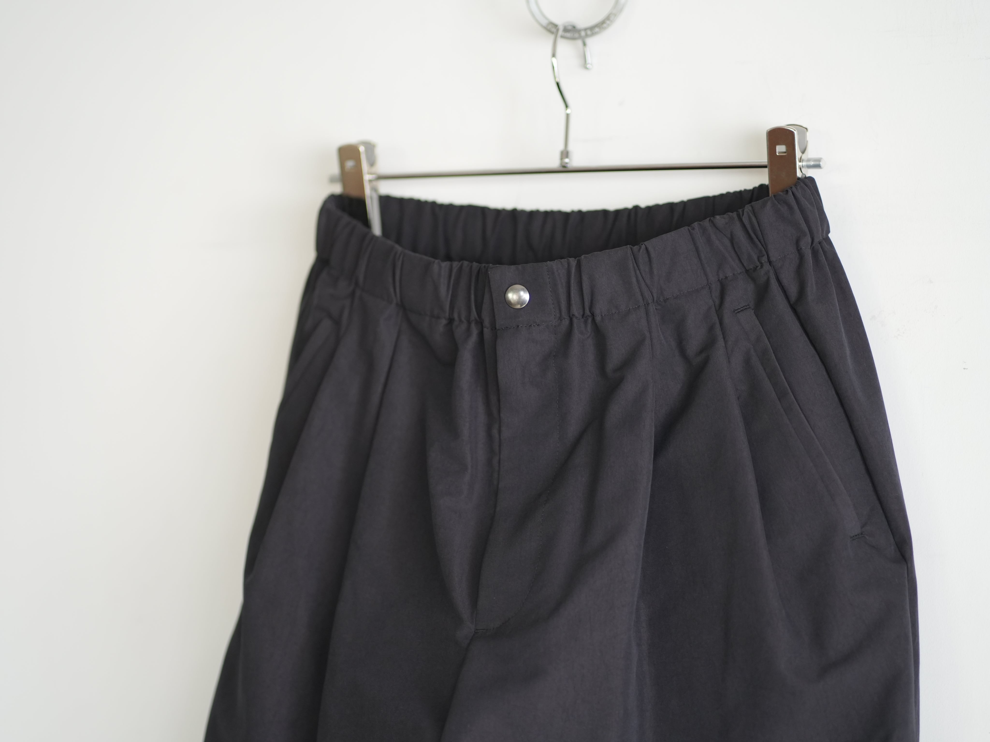 SMOOTH TAFTA DRAPE TUCK PANTS
