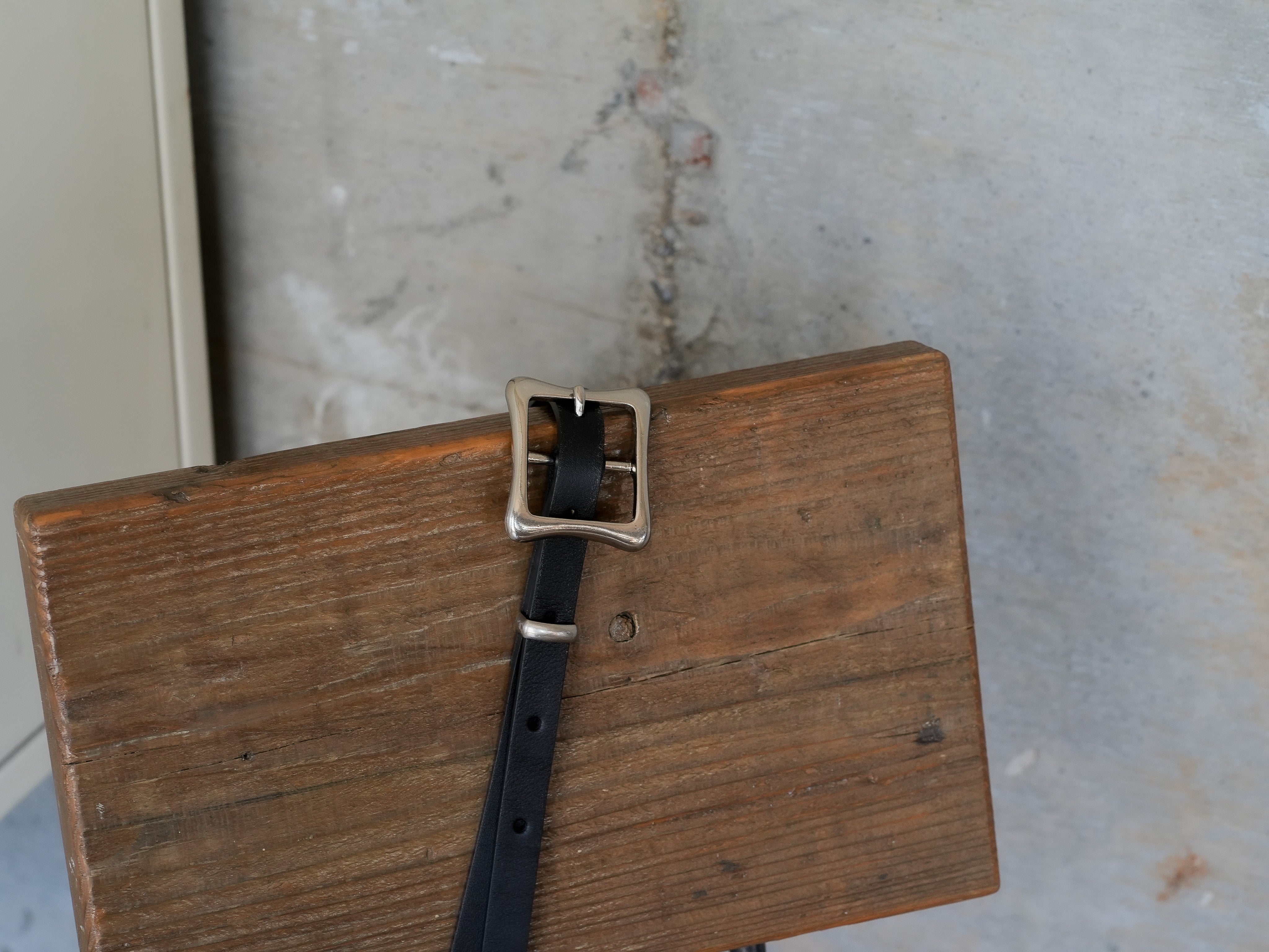 FLOATING BACKLE LEATHER BELT