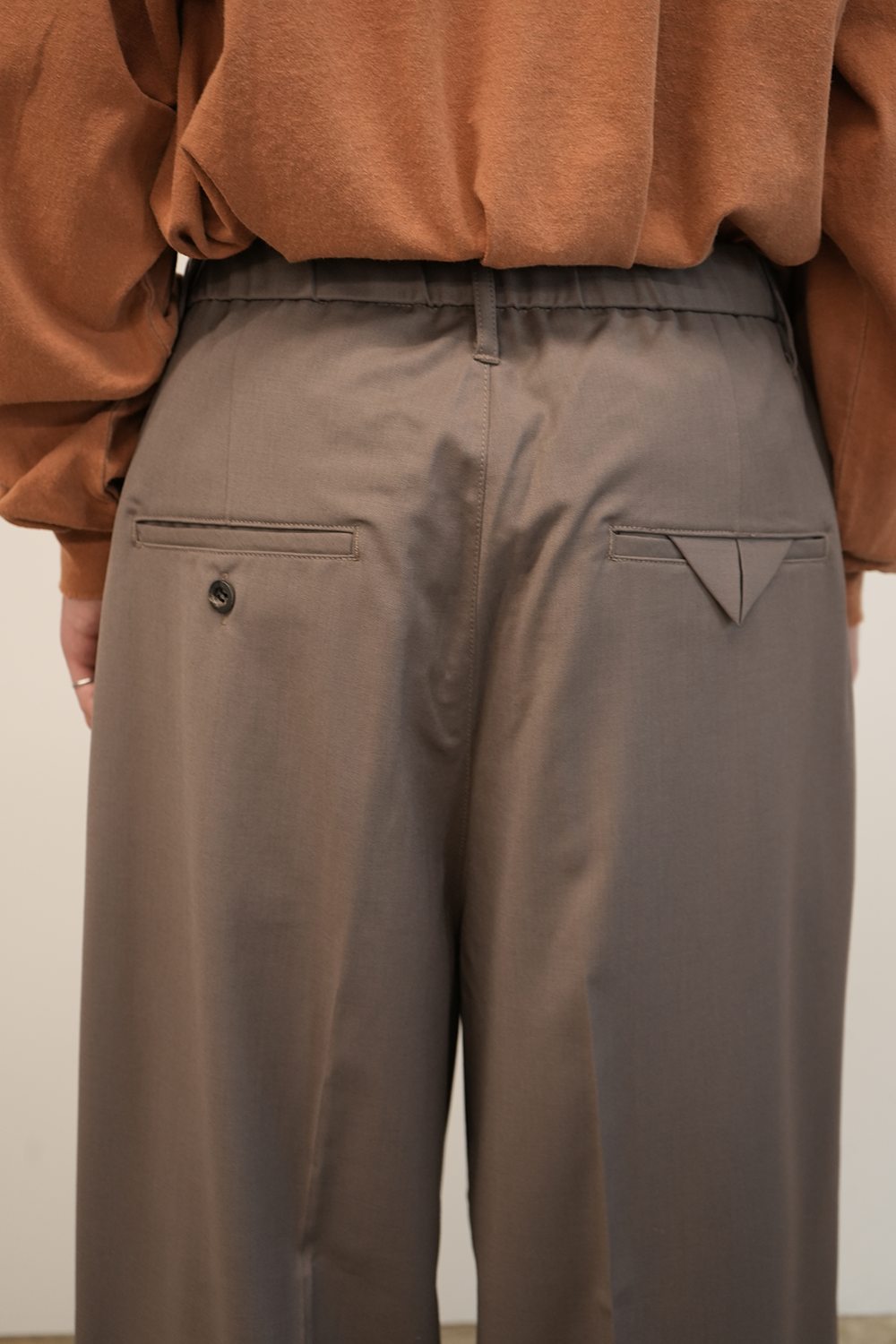 WIDE EASY TUCK SLACKS(BEIGE)