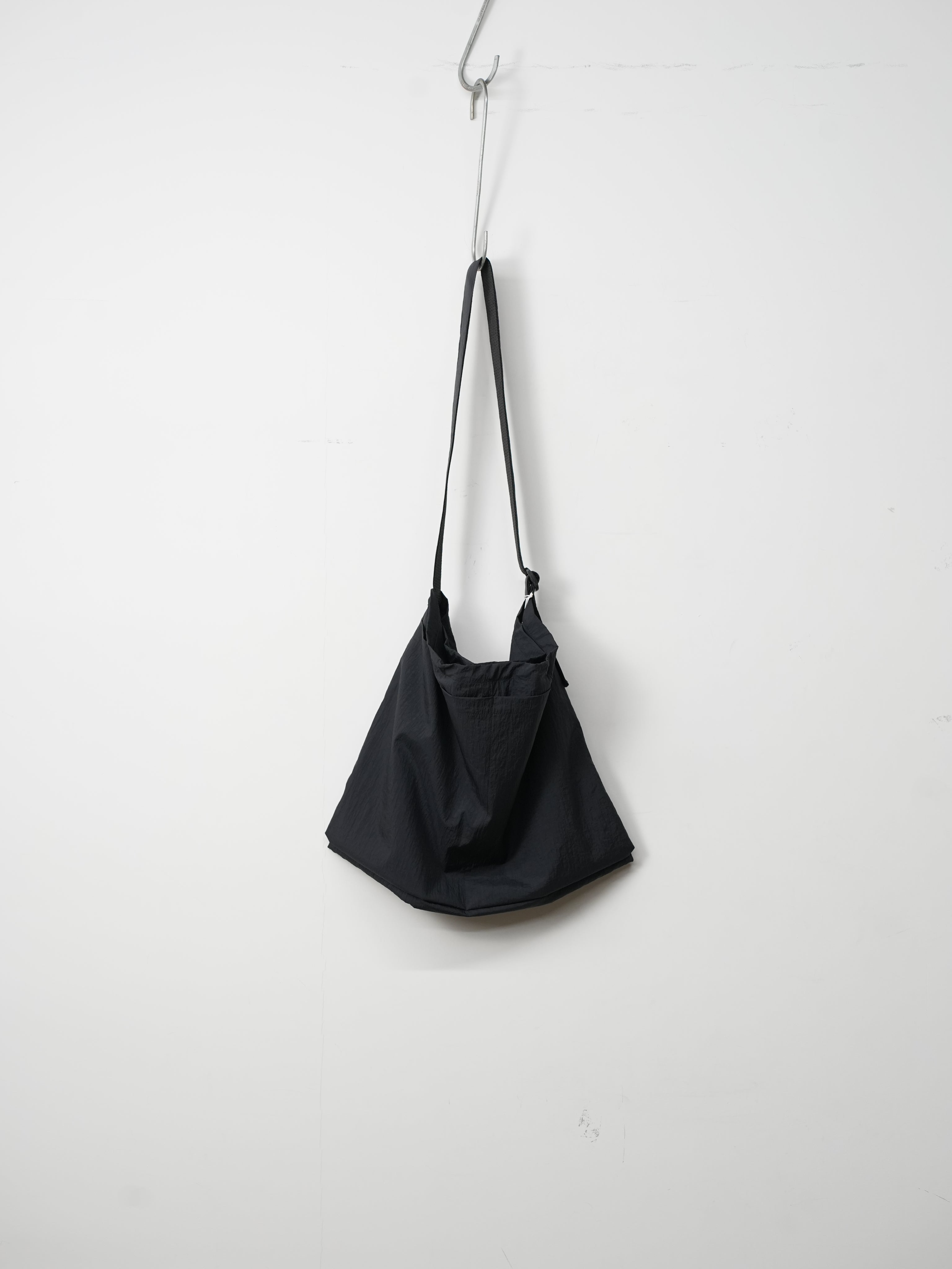 ERA. イーラ ショルダーバッグ 美品 ERA. イーラ B.T HELMET BAG ヘルメットバッグ BTチャコール
