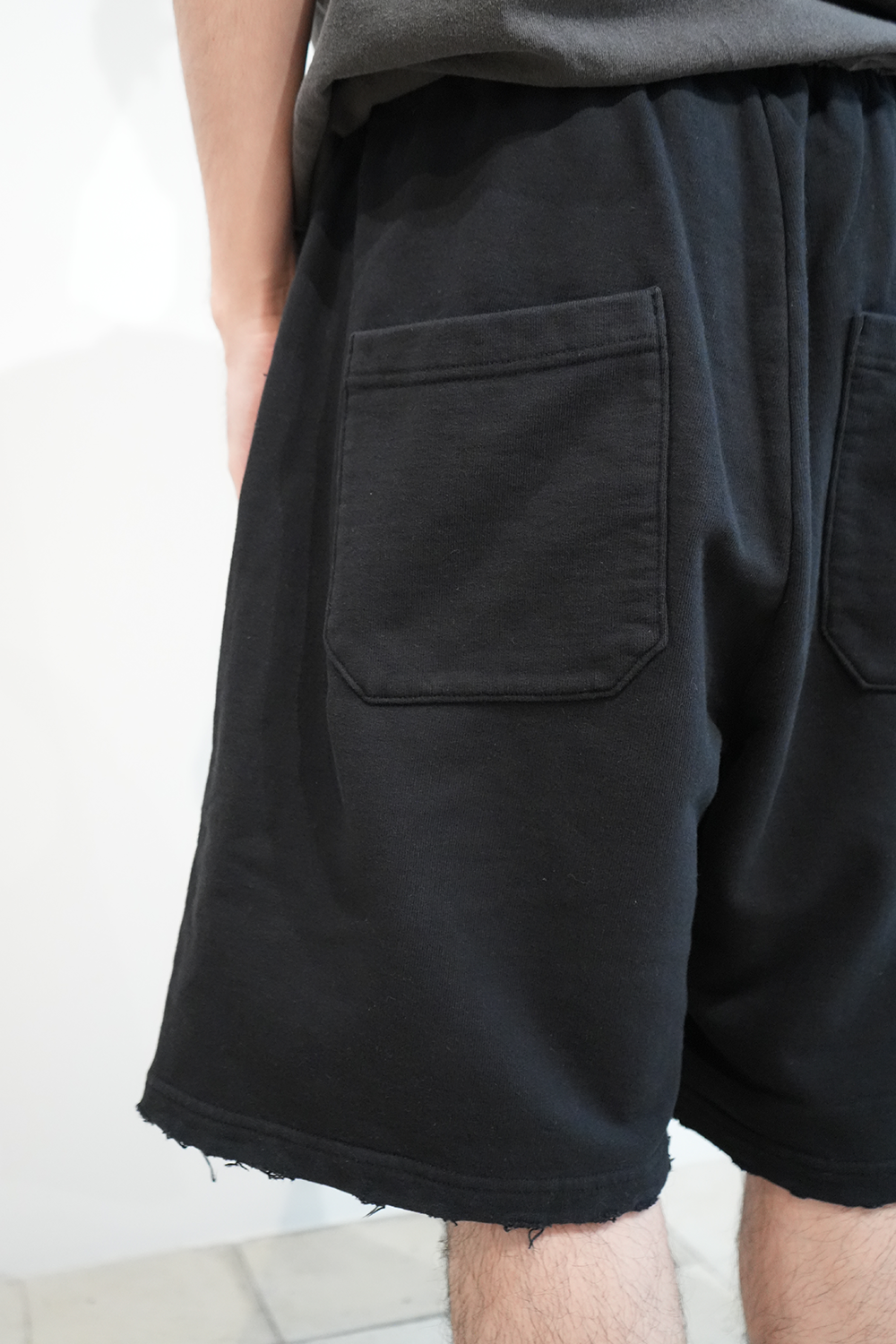 TUCK SWEAT SHORTS(BLACK)