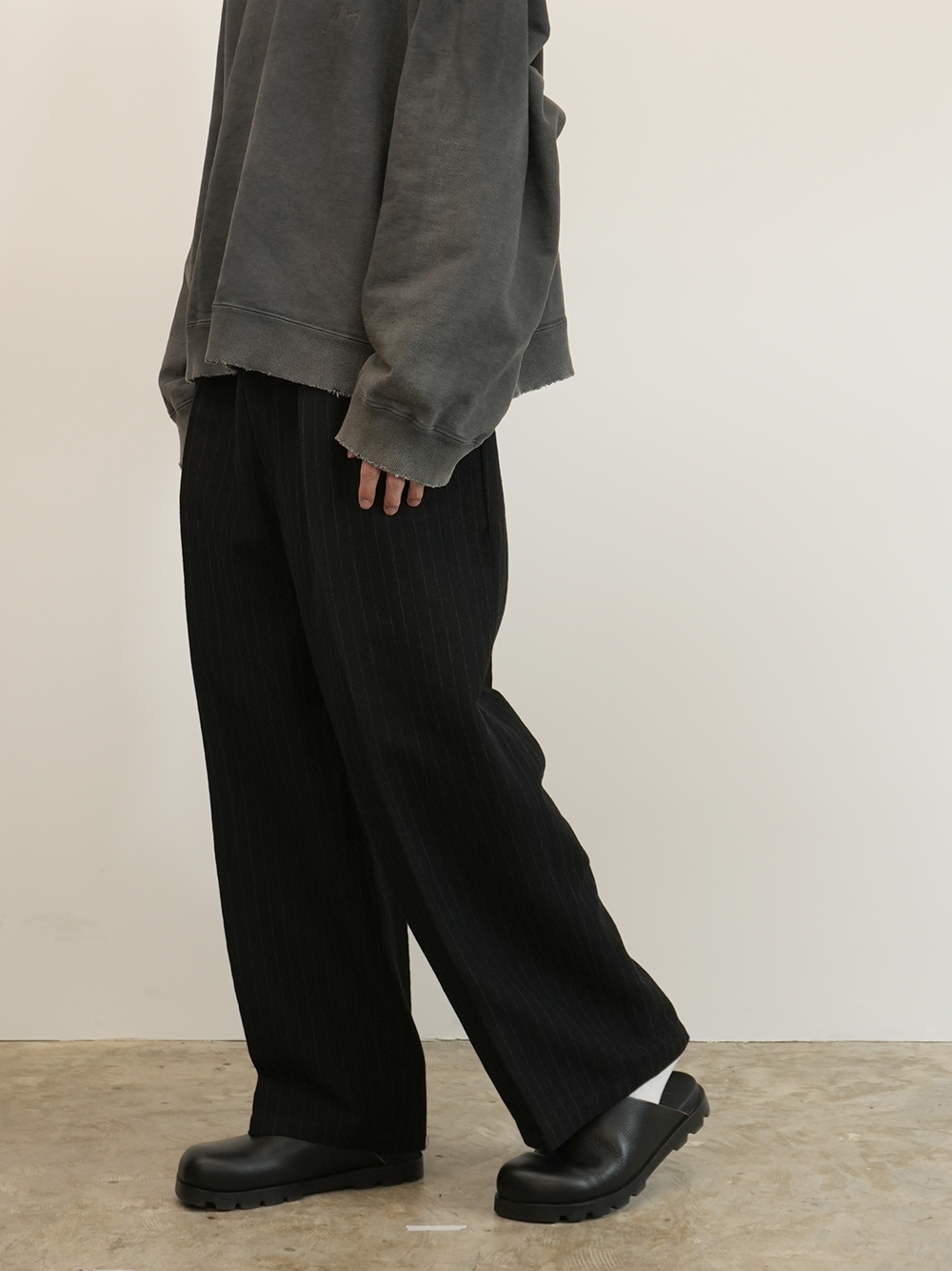 STRIPE WOOL WIDE SLACKS(BLACK)