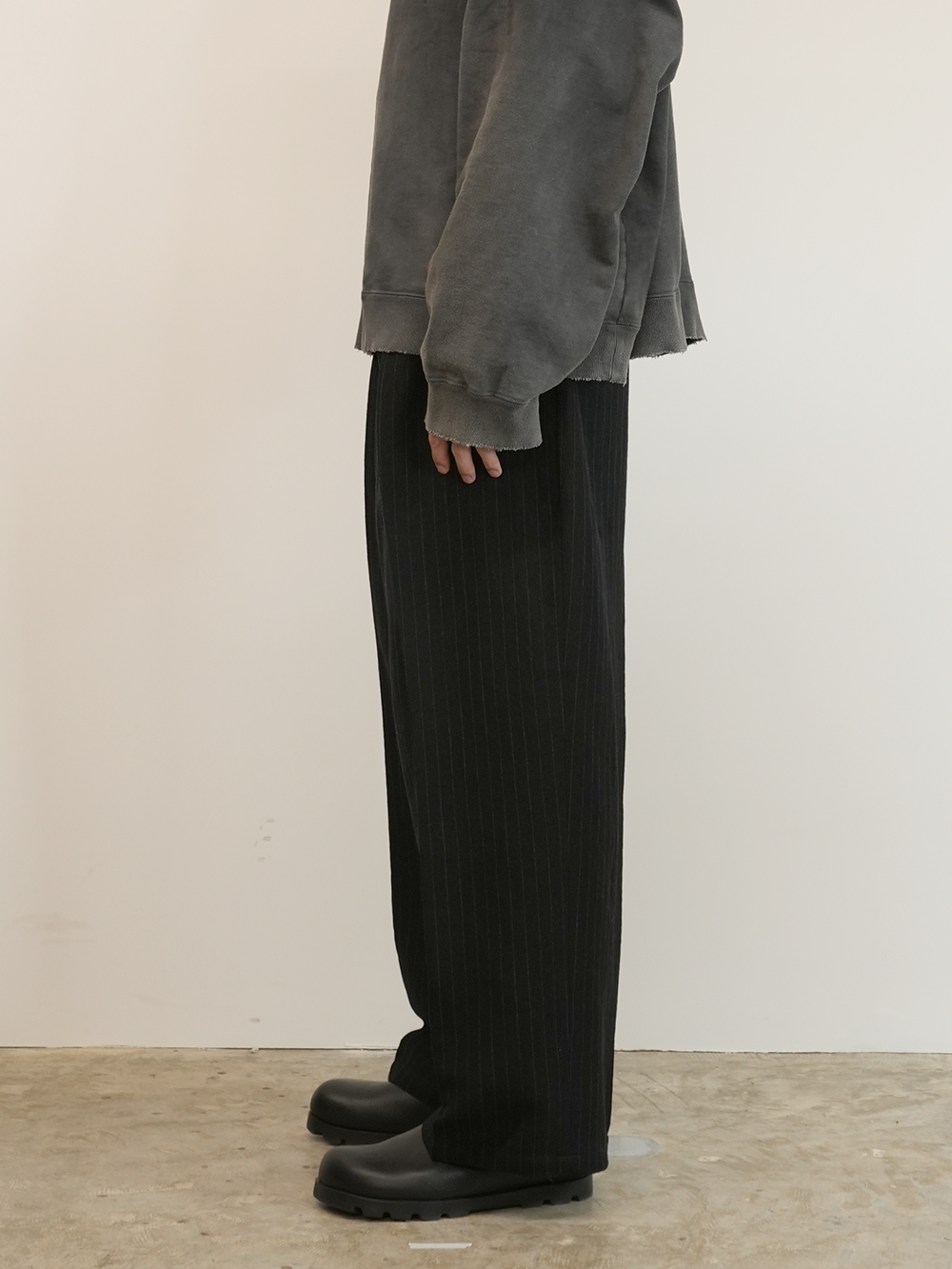 STRIPE WOOL WIDE SLACKS(BLACK)