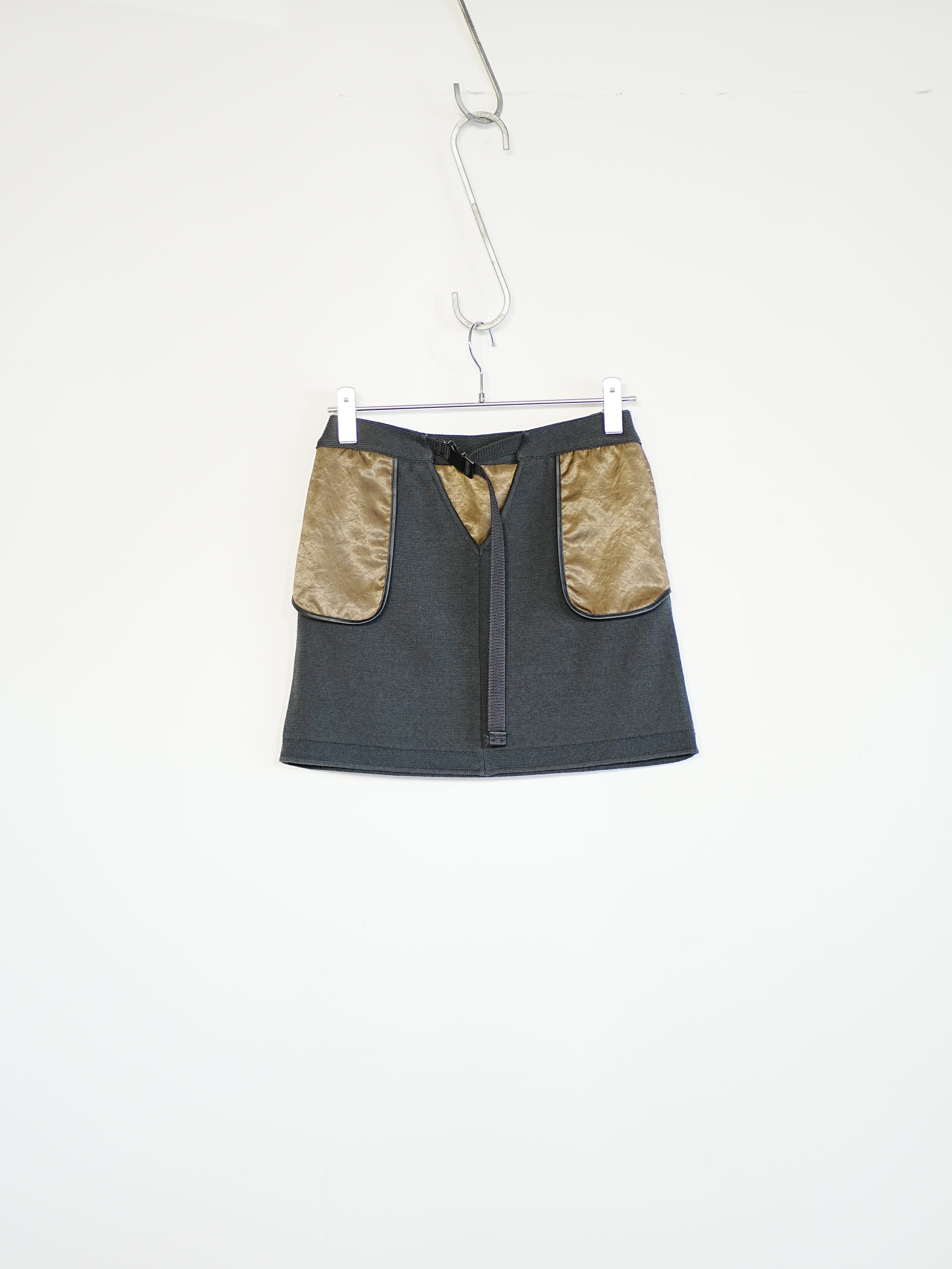 *V-FRONT KNIT LAYERED MINI SKIRT