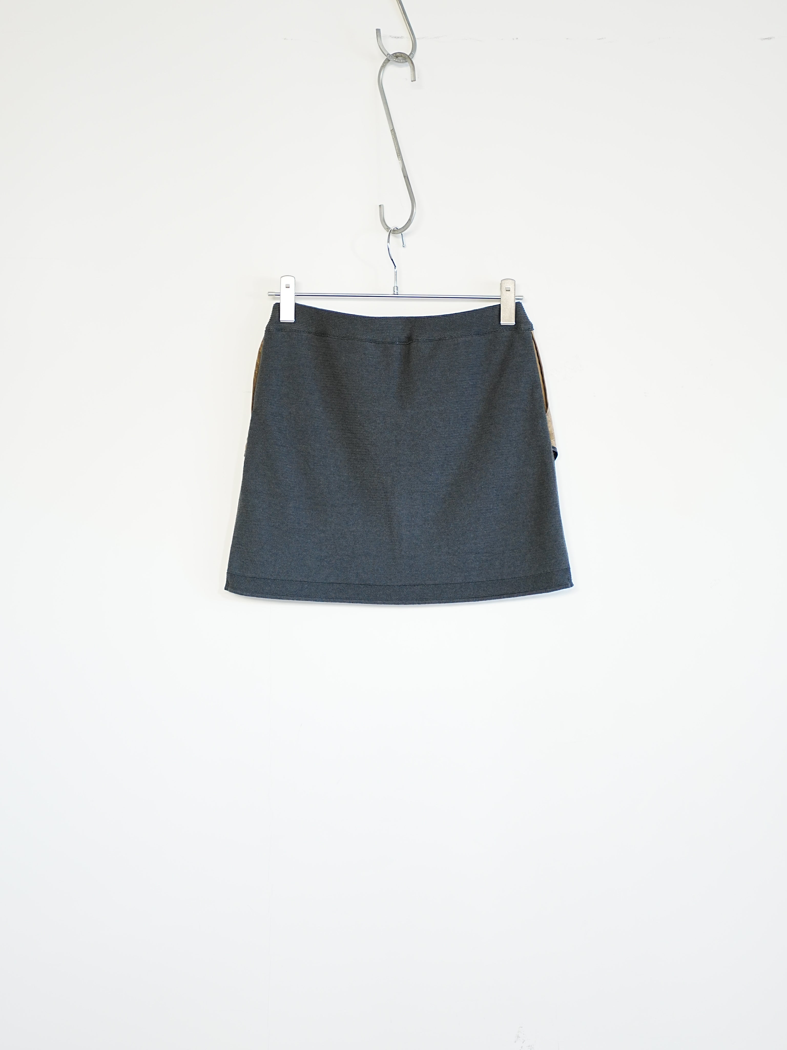 *V-FRONT KNIT LAYERED MINI SKIRT