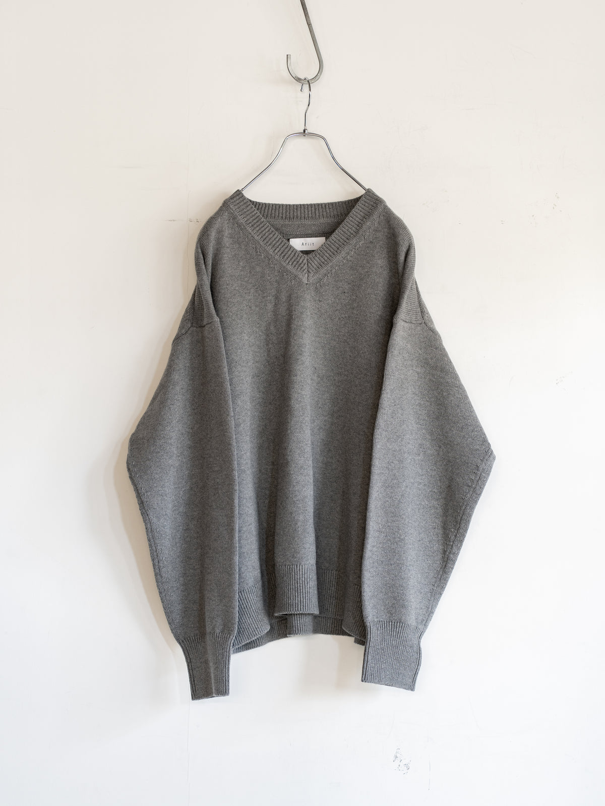 V-NECK KNIT