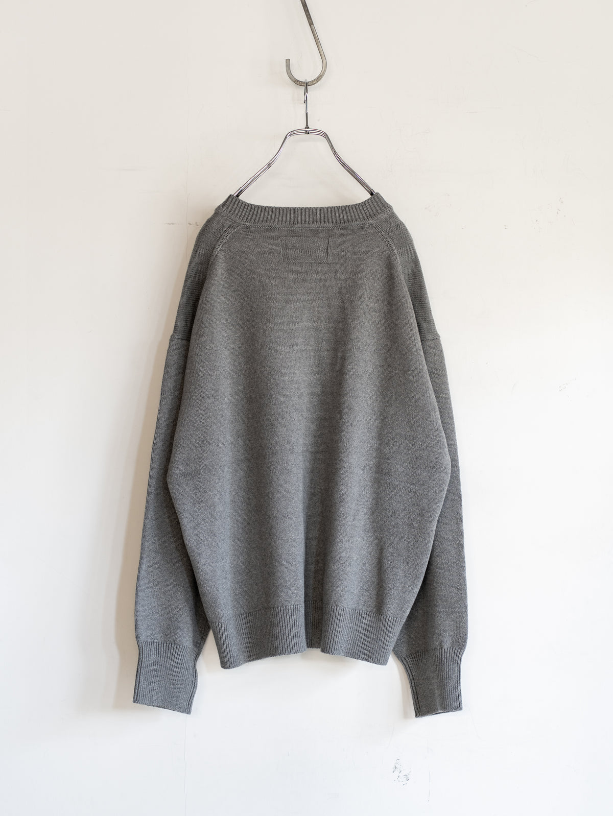 V-NECK KNIT