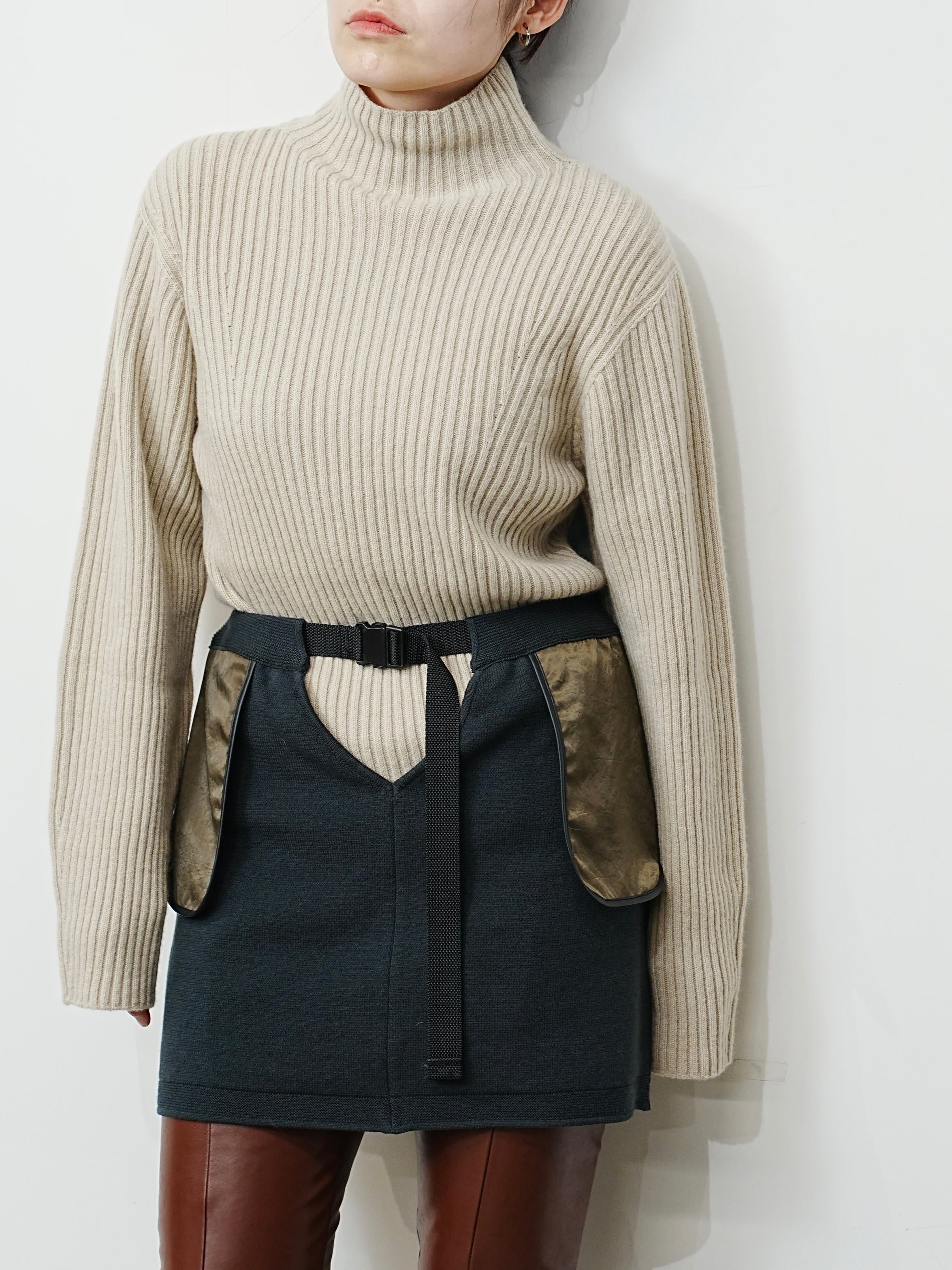 *V-FRONT KNIT LAYERED MINI SKIRT