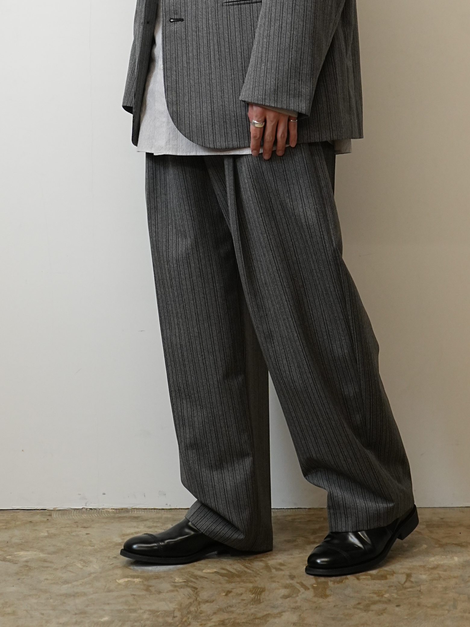 DOUBLE PLEATED WIDE PANTS(BLACK/WHITE STRIPES)