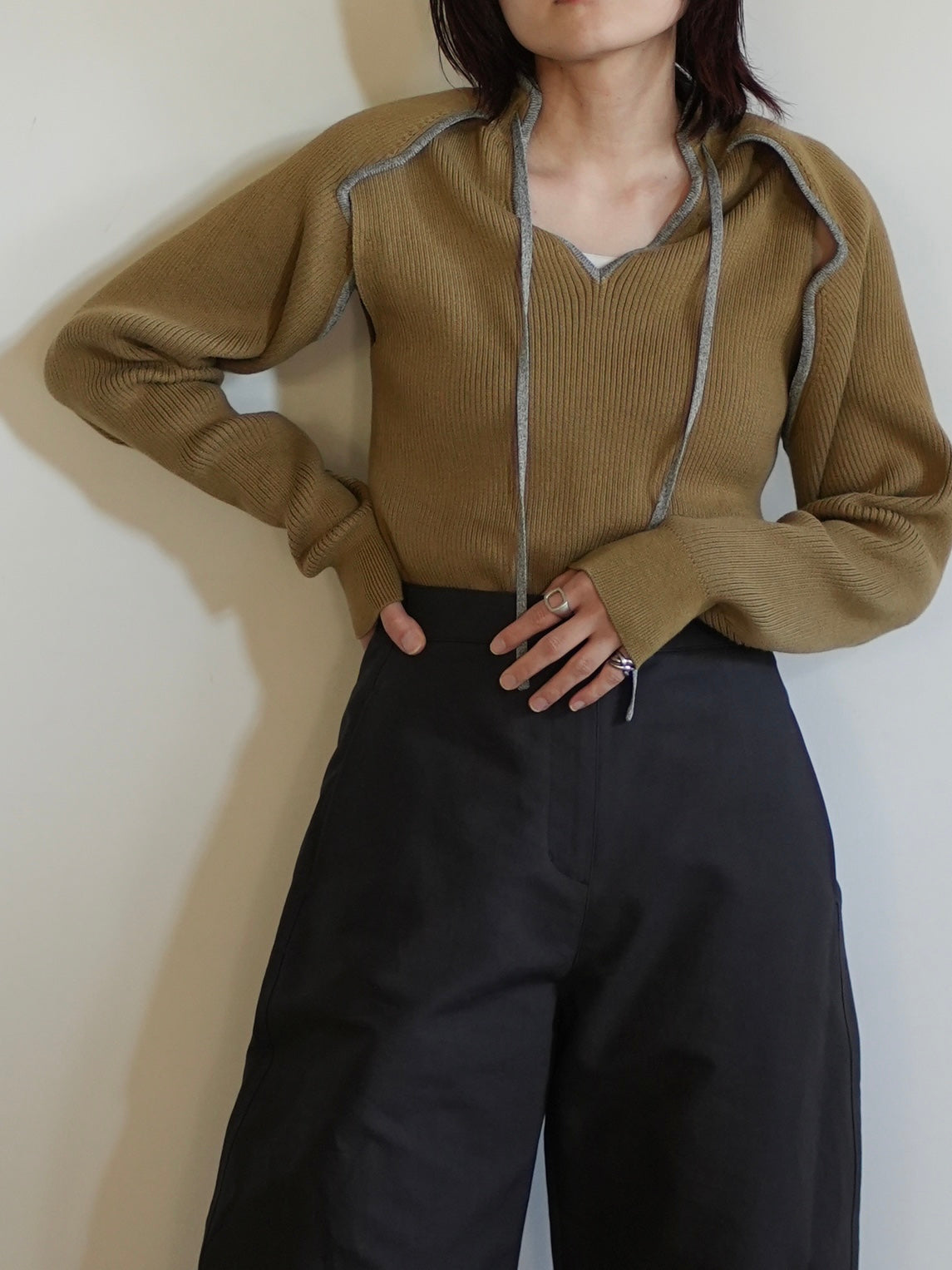 OPEN SLEEVE V/NECK KNIT TOP