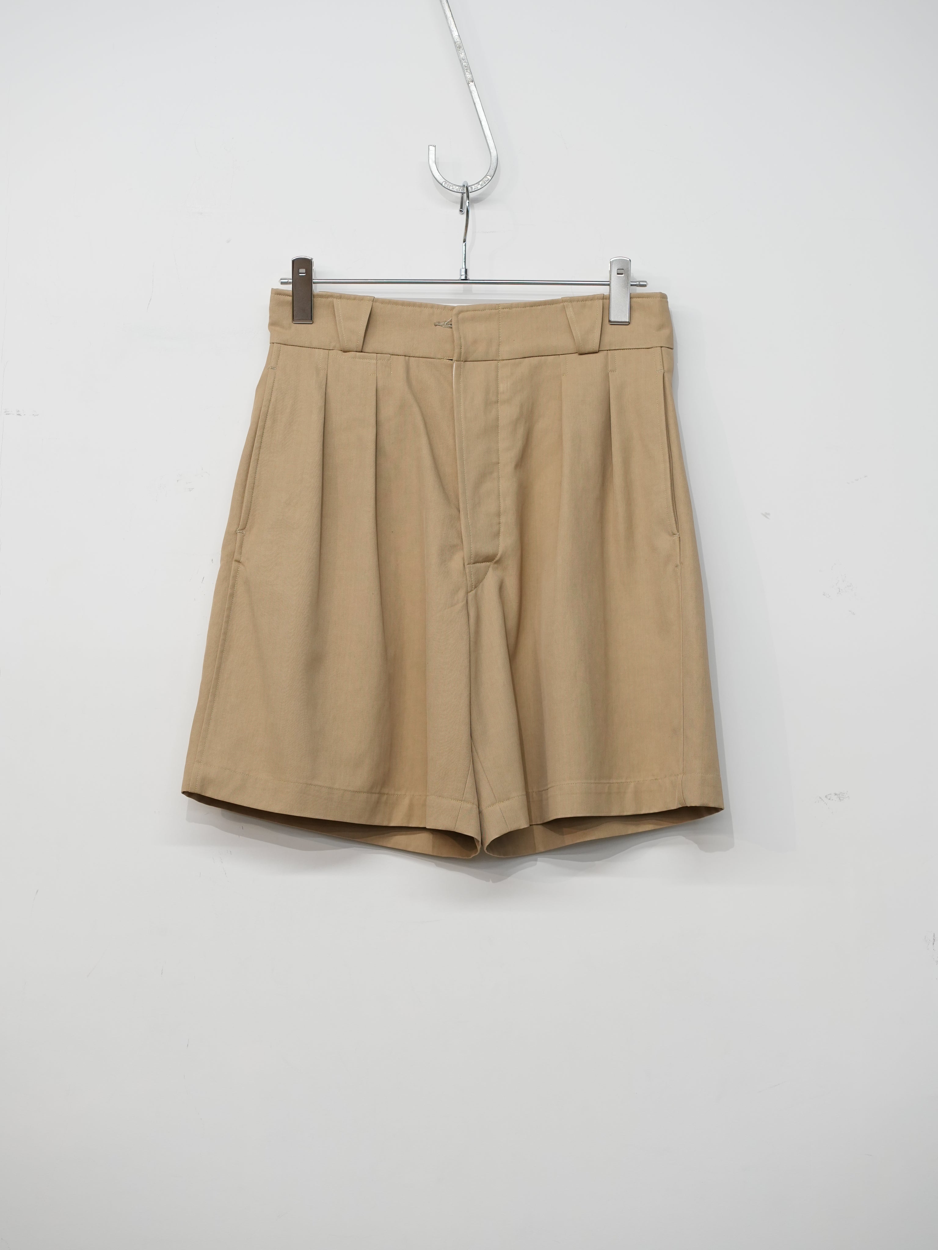 Twil uniform two-tuck shorts