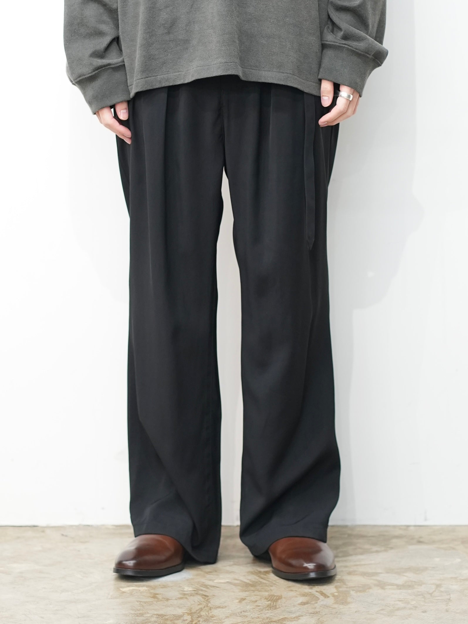 VISCOSE BELT-LESS TROUSERS(BLACK)
