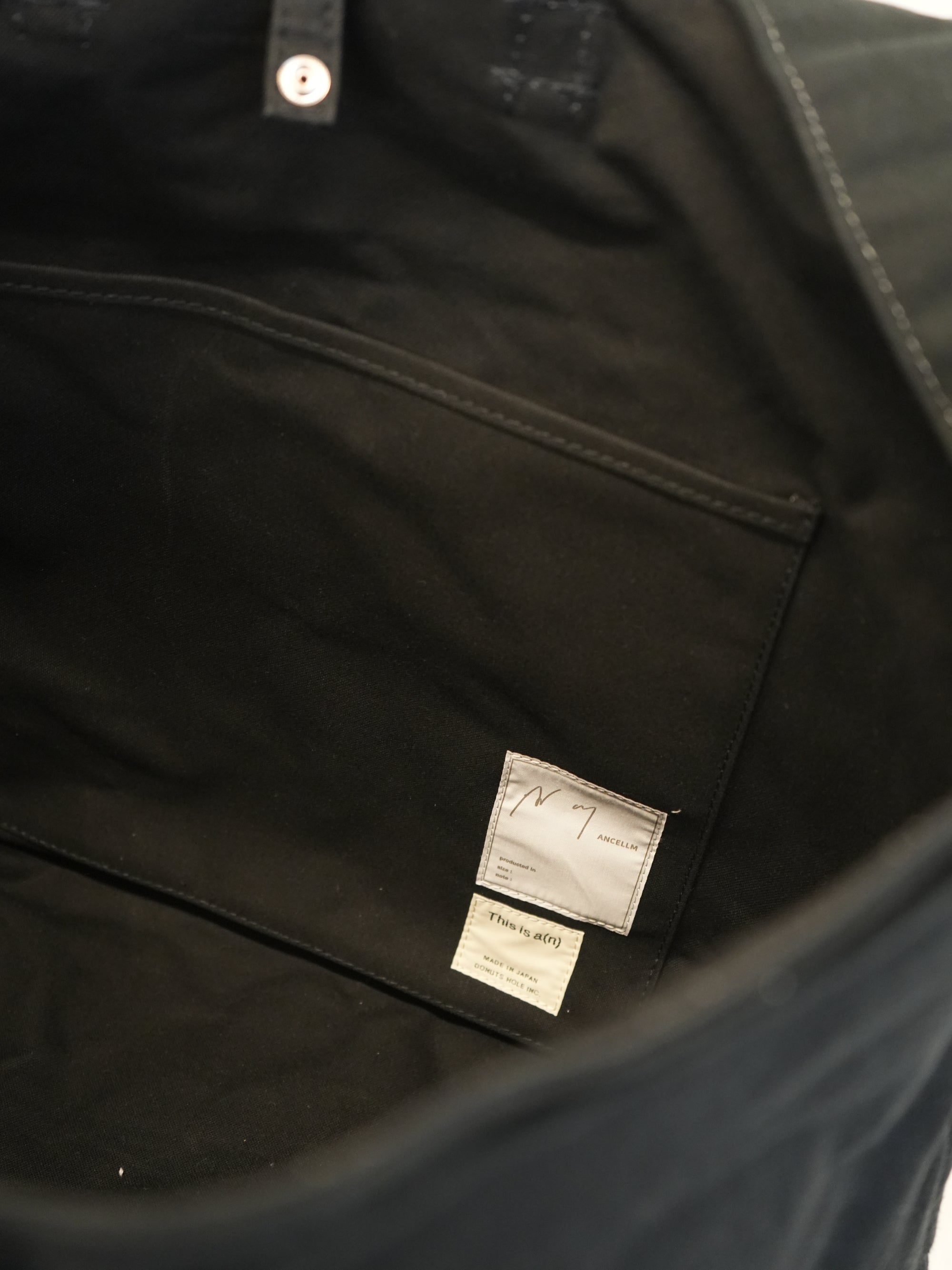 ANCELLM with This is a(n) C/R DUCK BAG (BLACK)