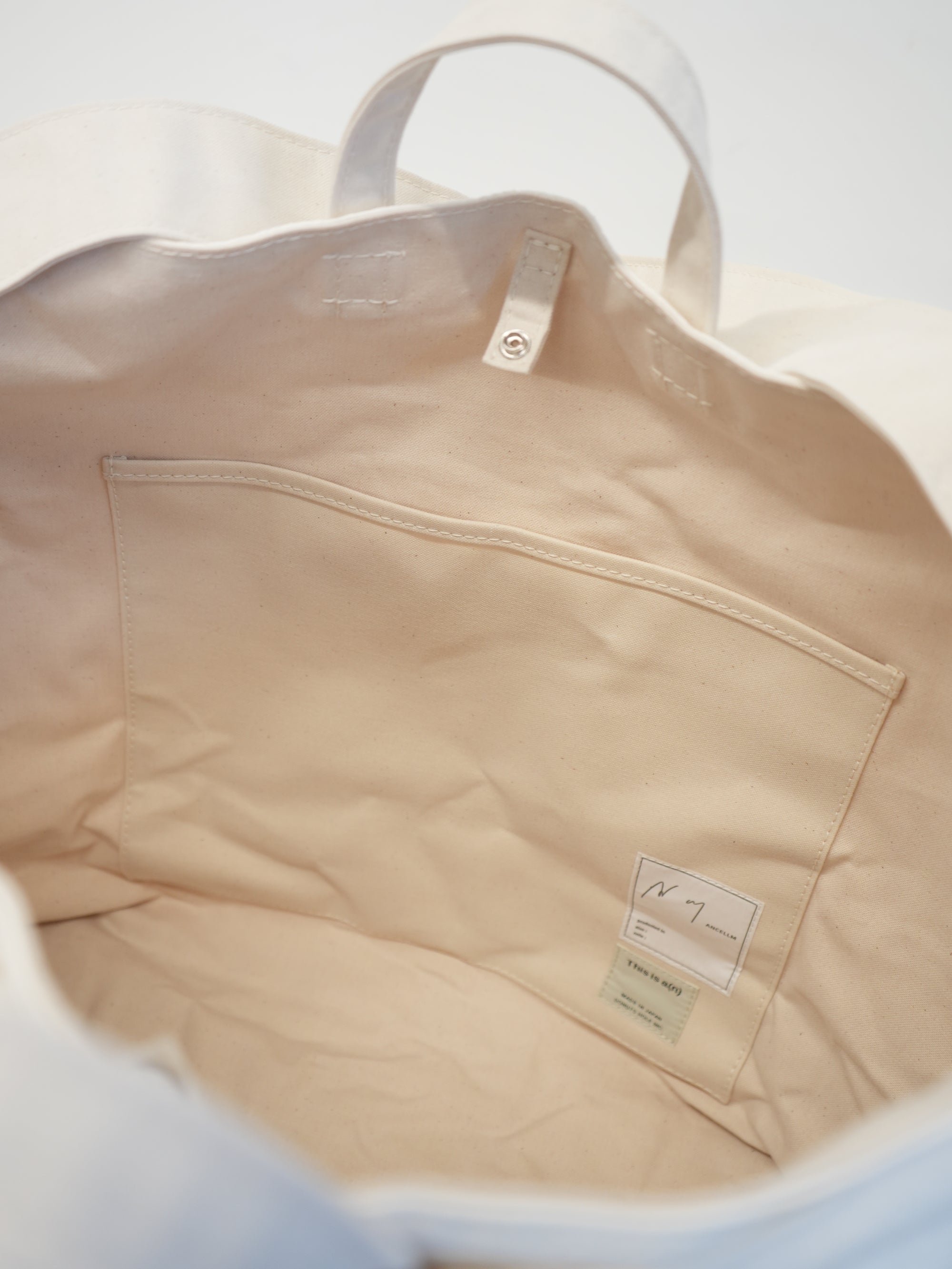 ANCELLM with This is a(n) C/R DUCK BAG (WHITE)