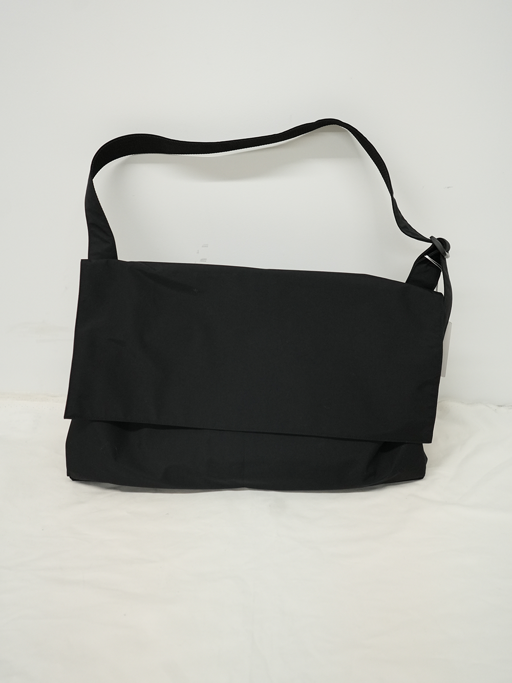 B.T NO MESSENGER BAG