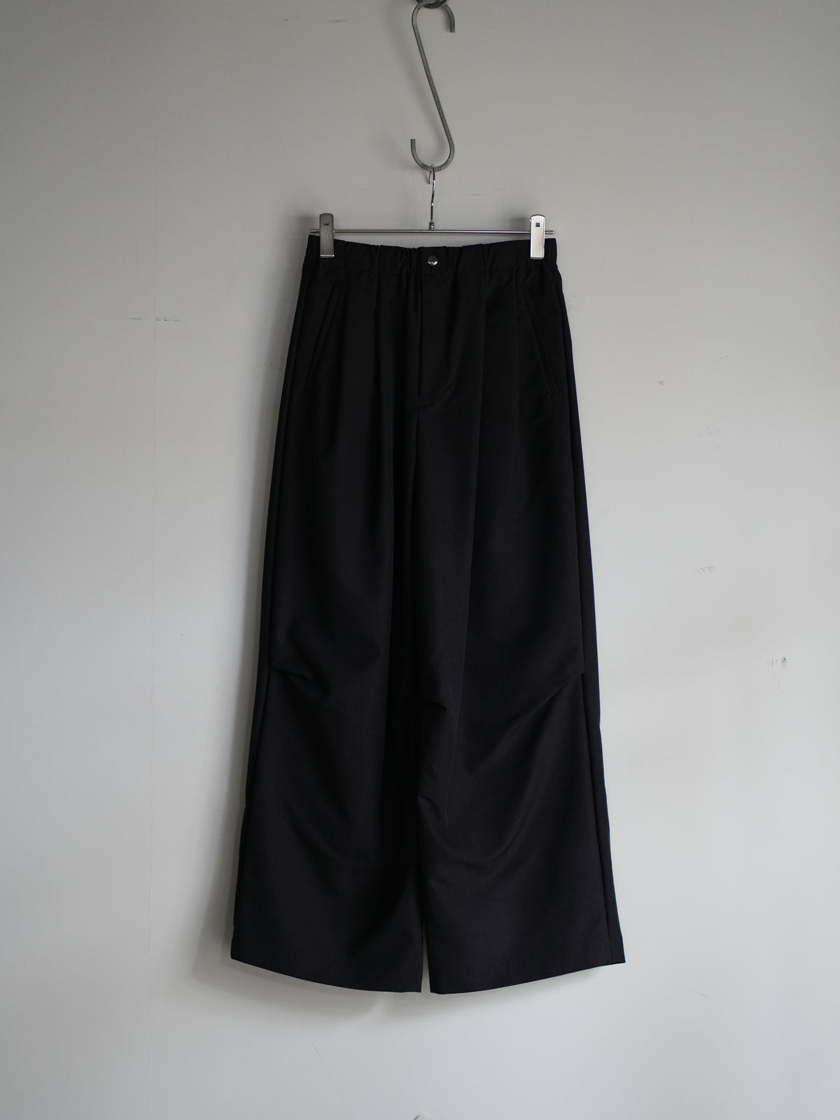 SMOOTH TAFTA DRAPE TUCK PANTS(BLACK)