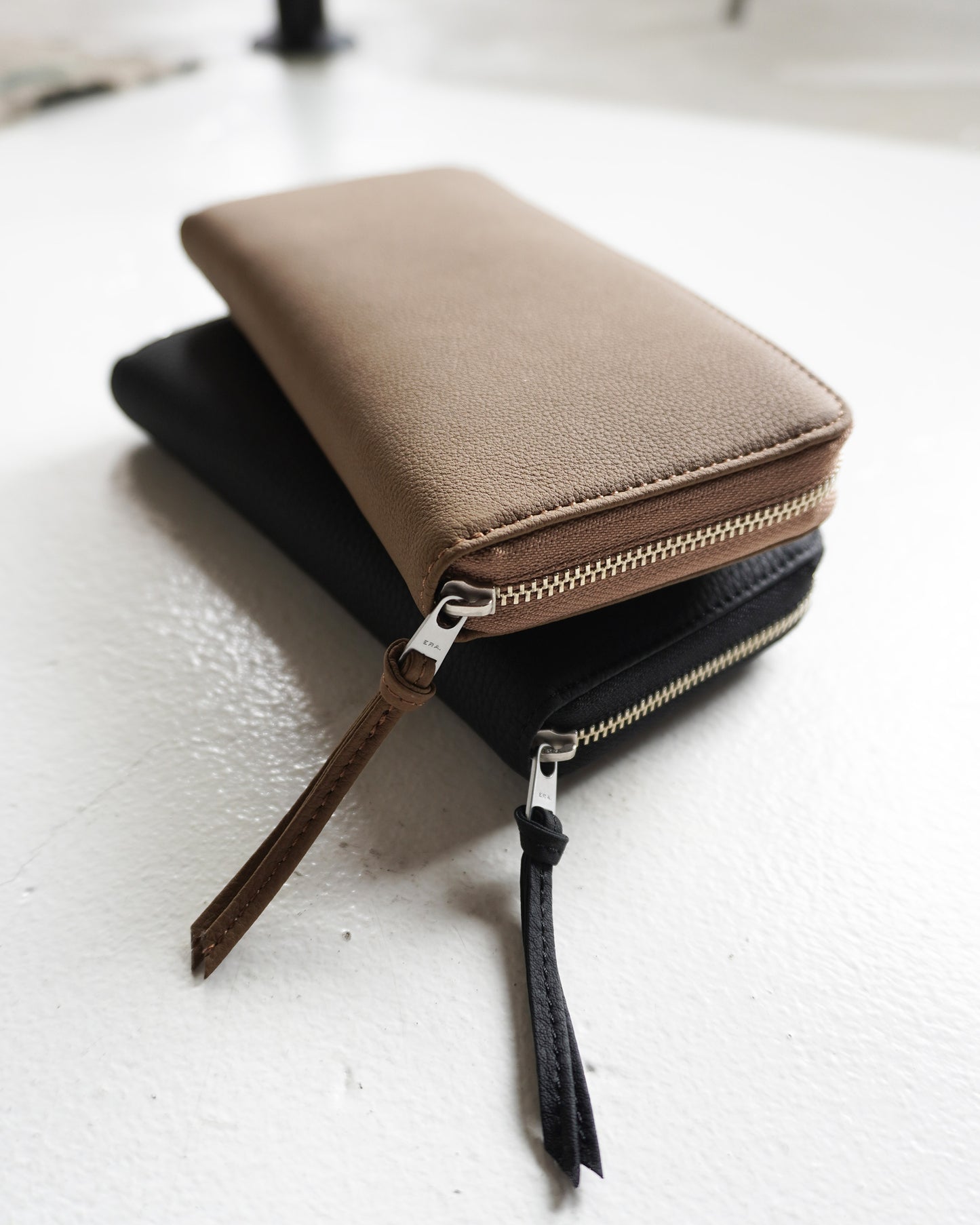 BUBBLE CALF ROUND SLIM WALLET(TAUPE)