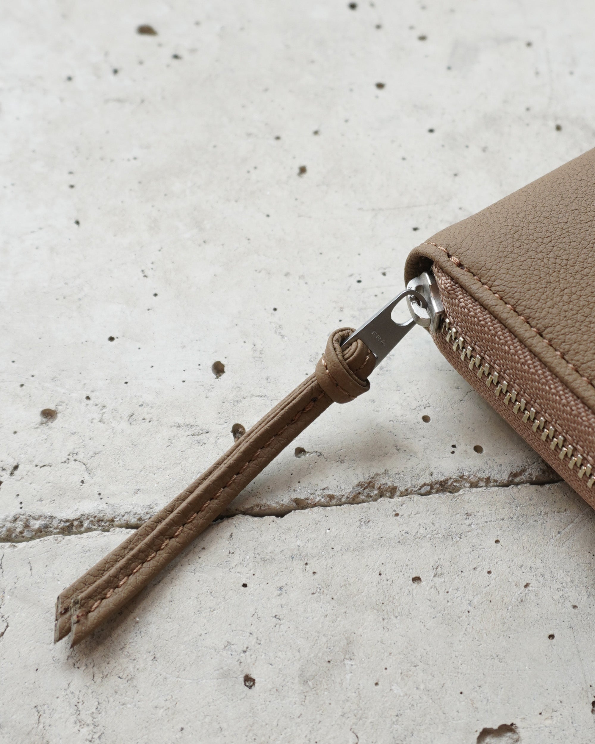 BUBBLE CALF ROUND SLIM WALLET(TAUPE)