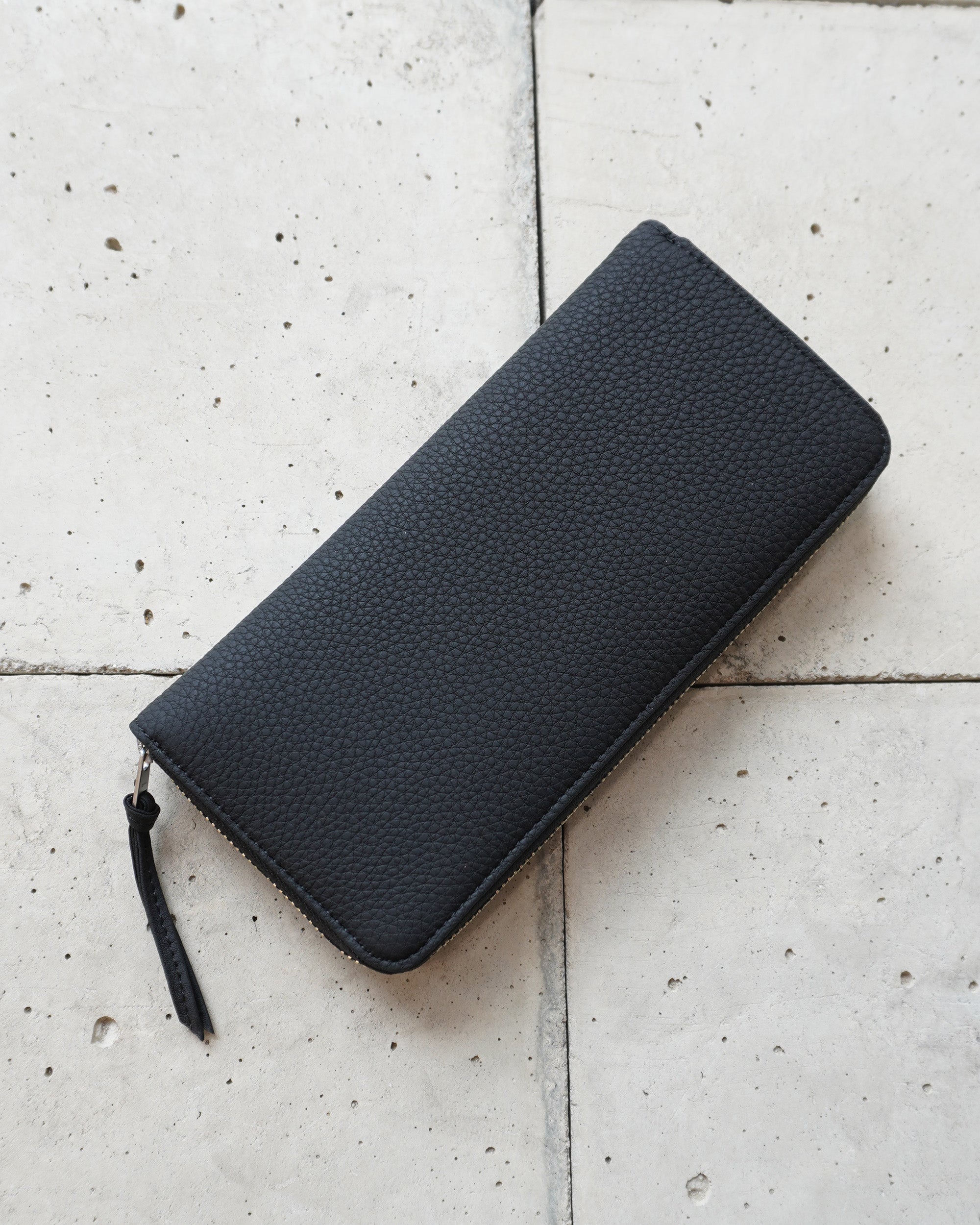 BUBBLE CALF ROUND SLIM WALLET(BLACK)