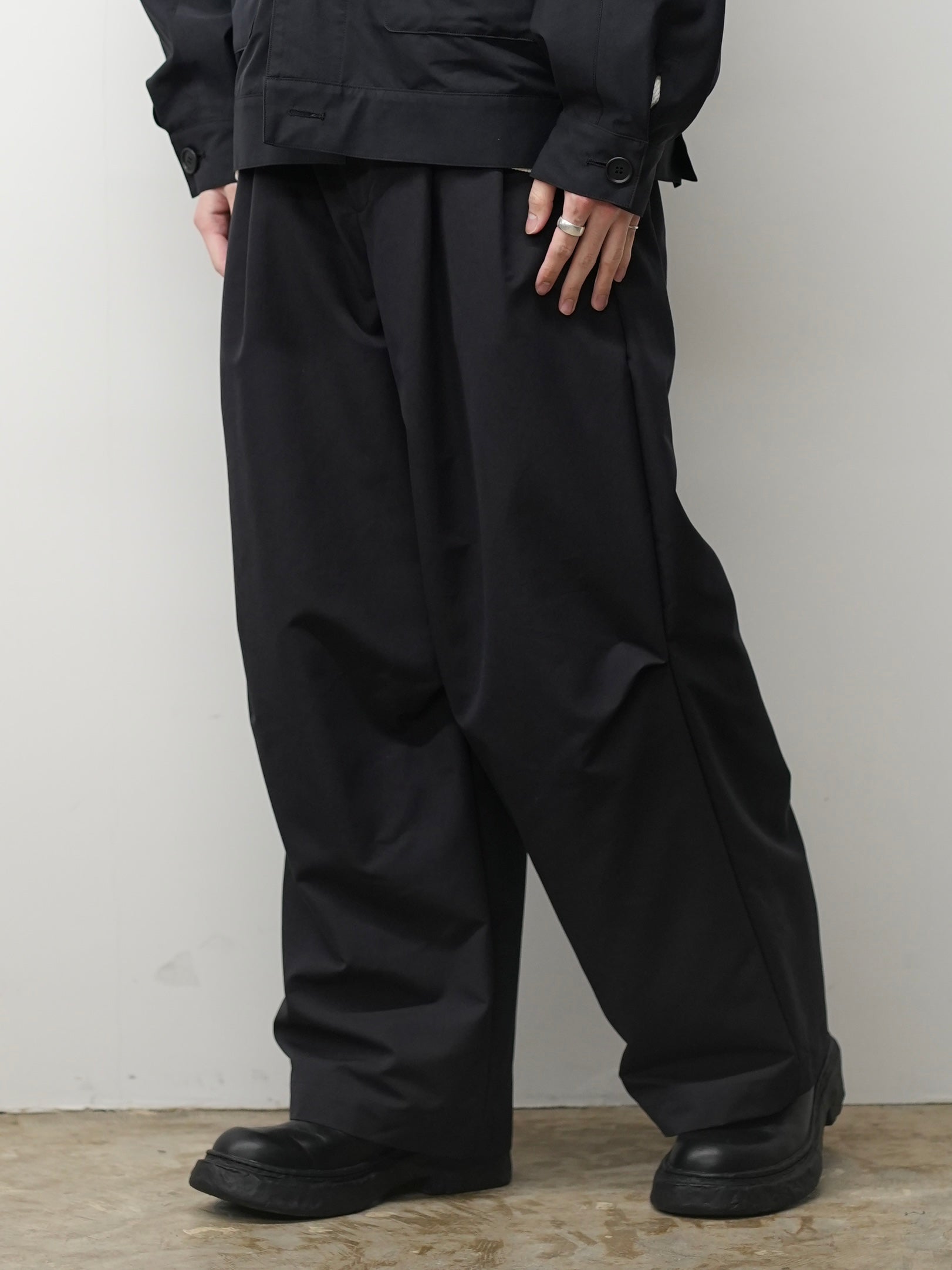 SMOOTH TAFTA DRAPE TUCK PANTS(BLACK)