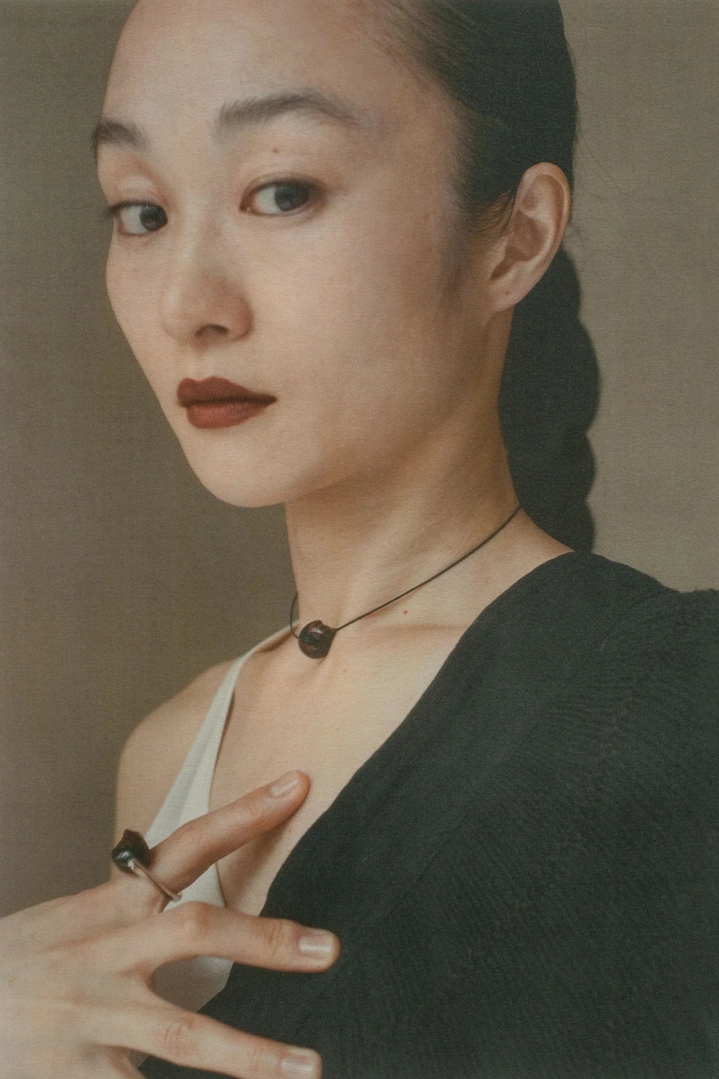 DISTORTED STONE CHOKER MAHOGANY