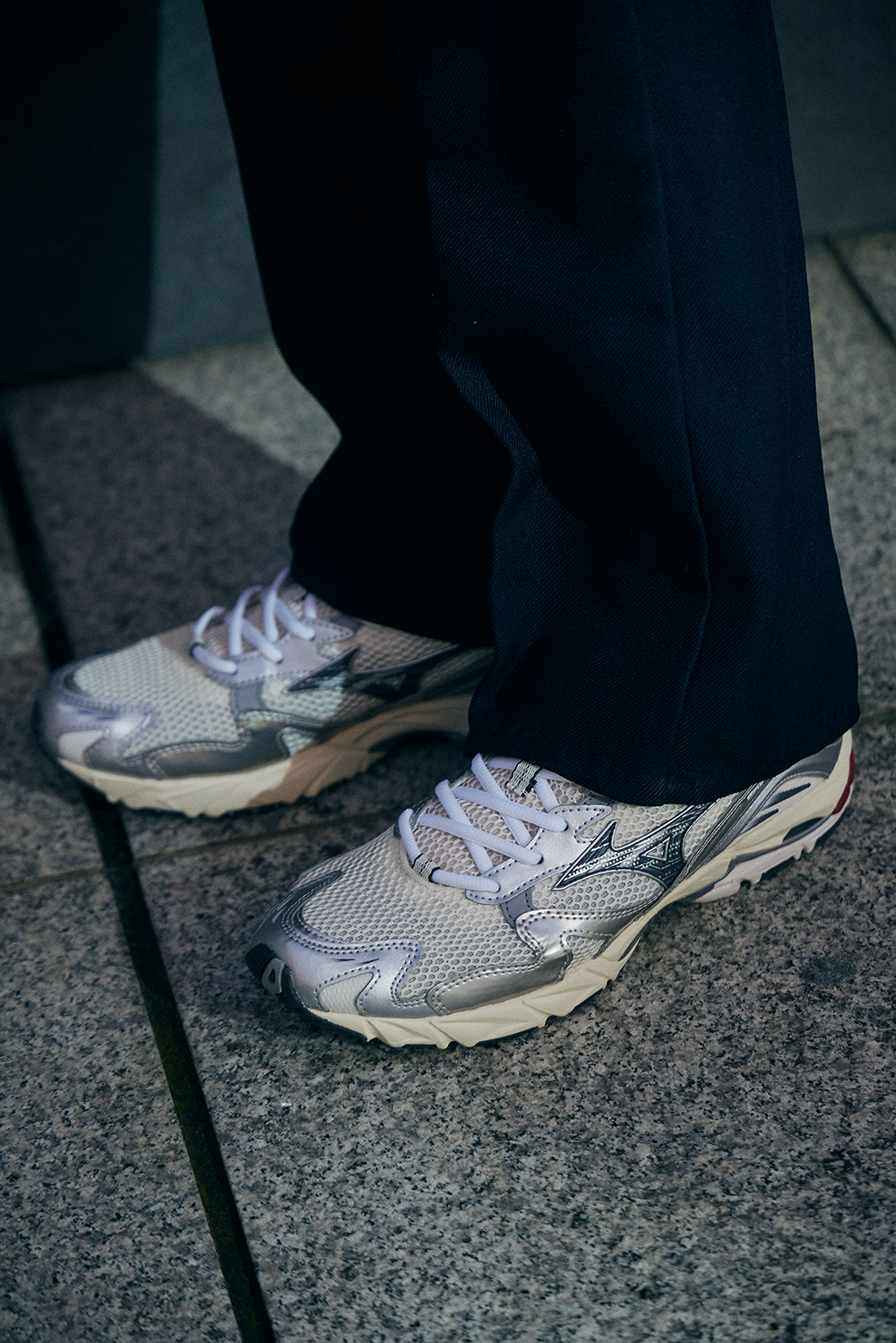 WAVERIDER10(OFF WHITE/BLACK/RED)