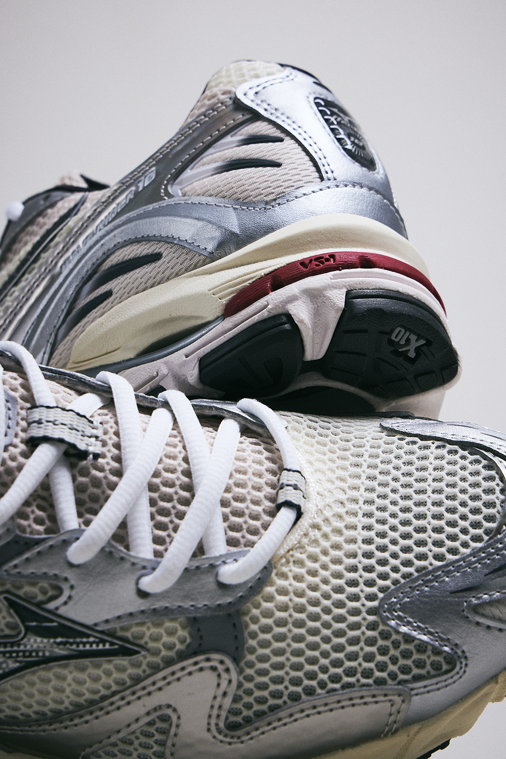 WAVERIDER10(OFF WHITE/BLACK/RED)