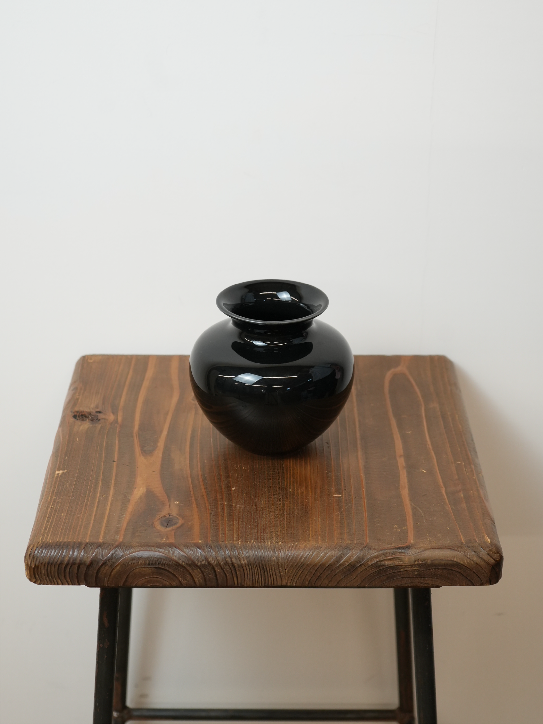 ROUND VASE