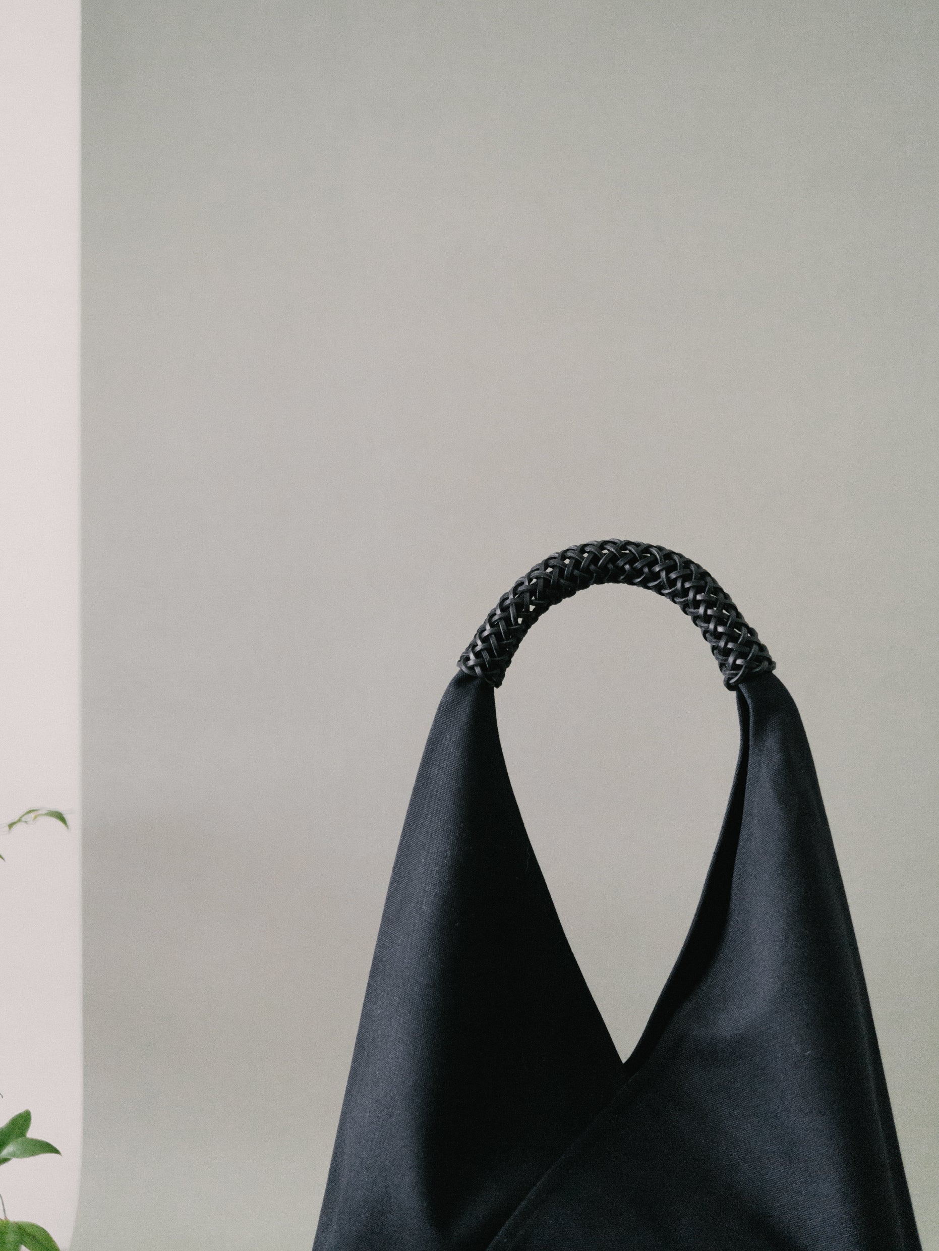 Woven Triangle Bag 58(BLACK)