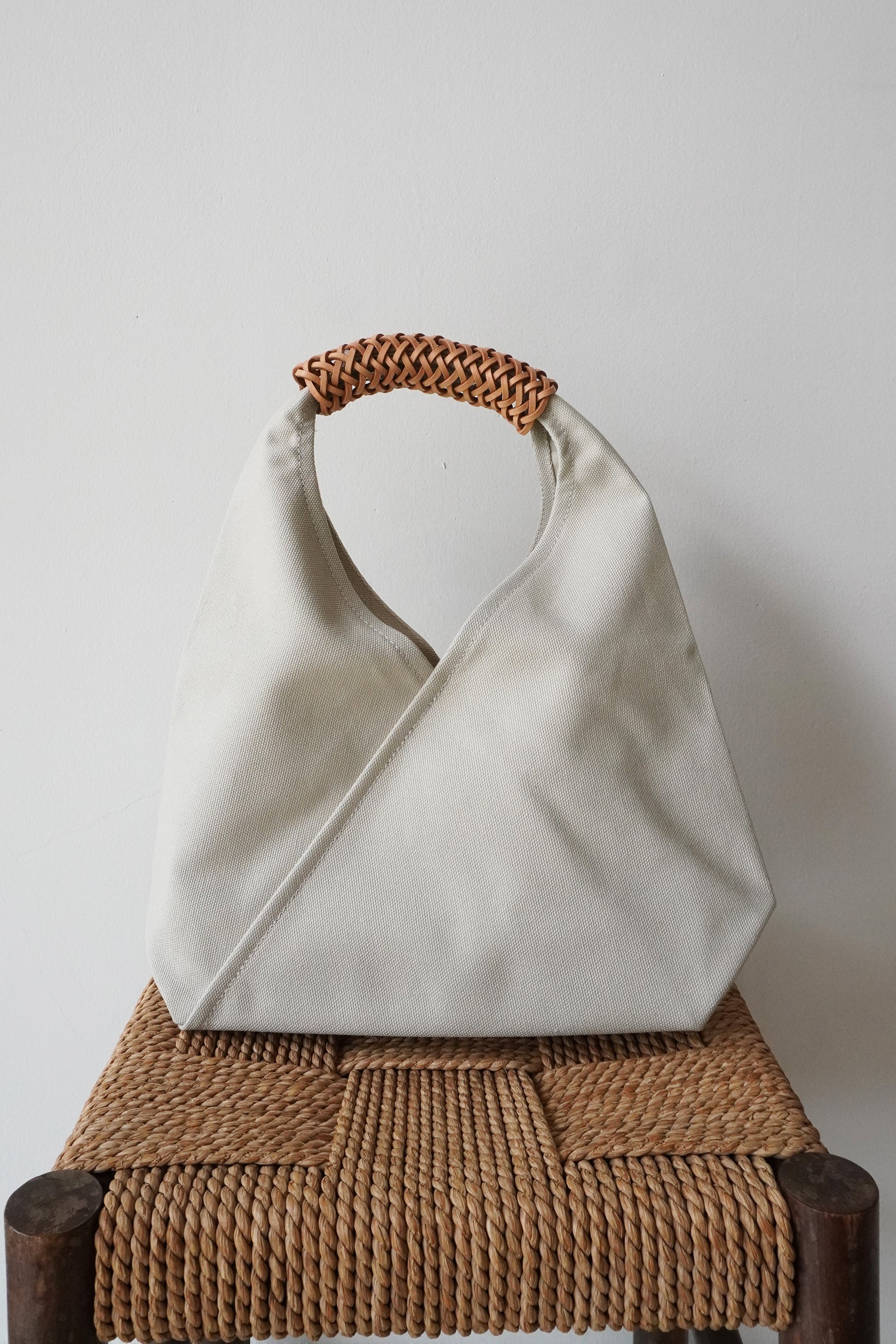 KAMARO'AN】Woven Triangle Bag - ハンドバッグ
